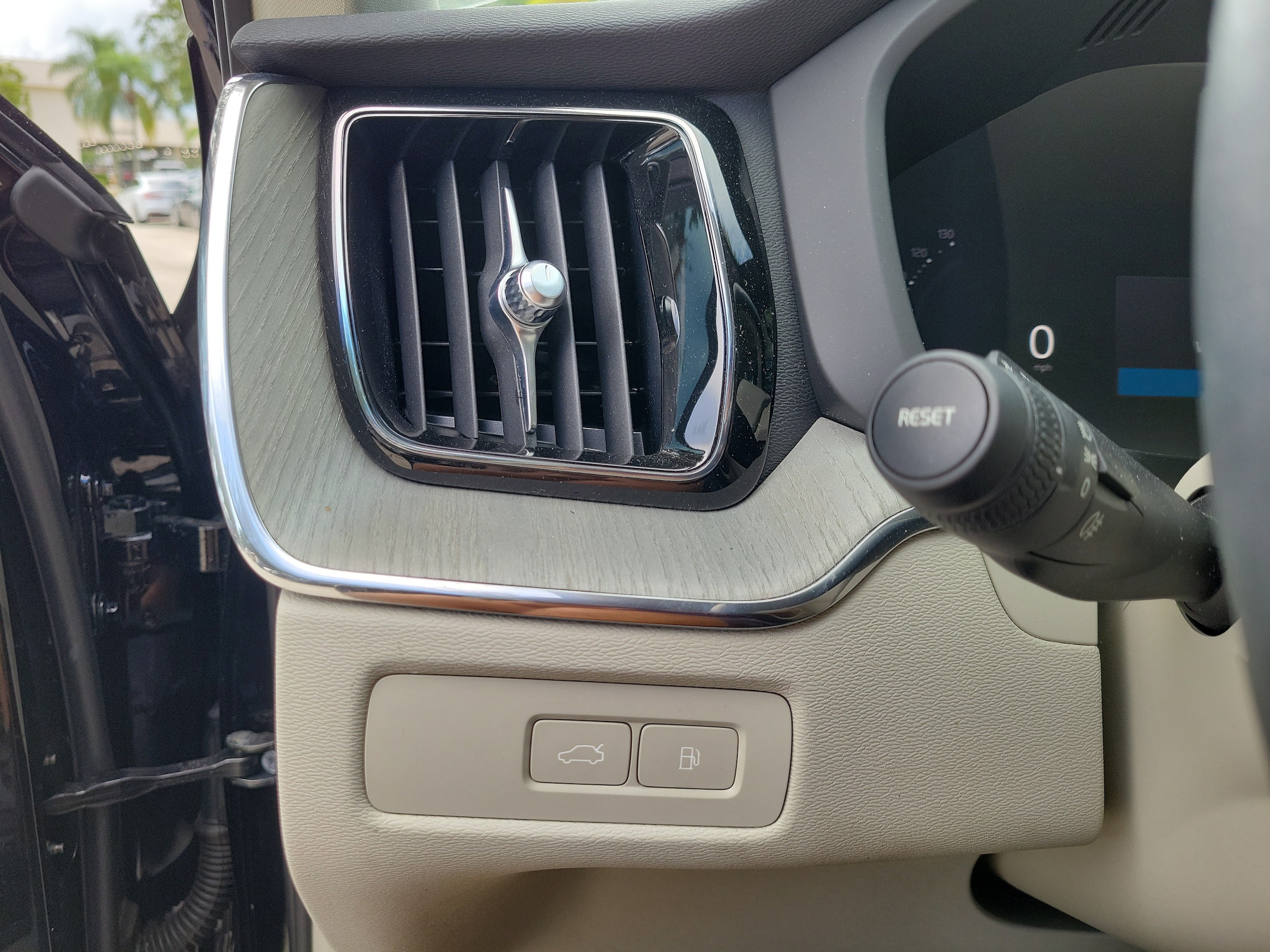 2025 Volvo XC60 Plus - Photo 15