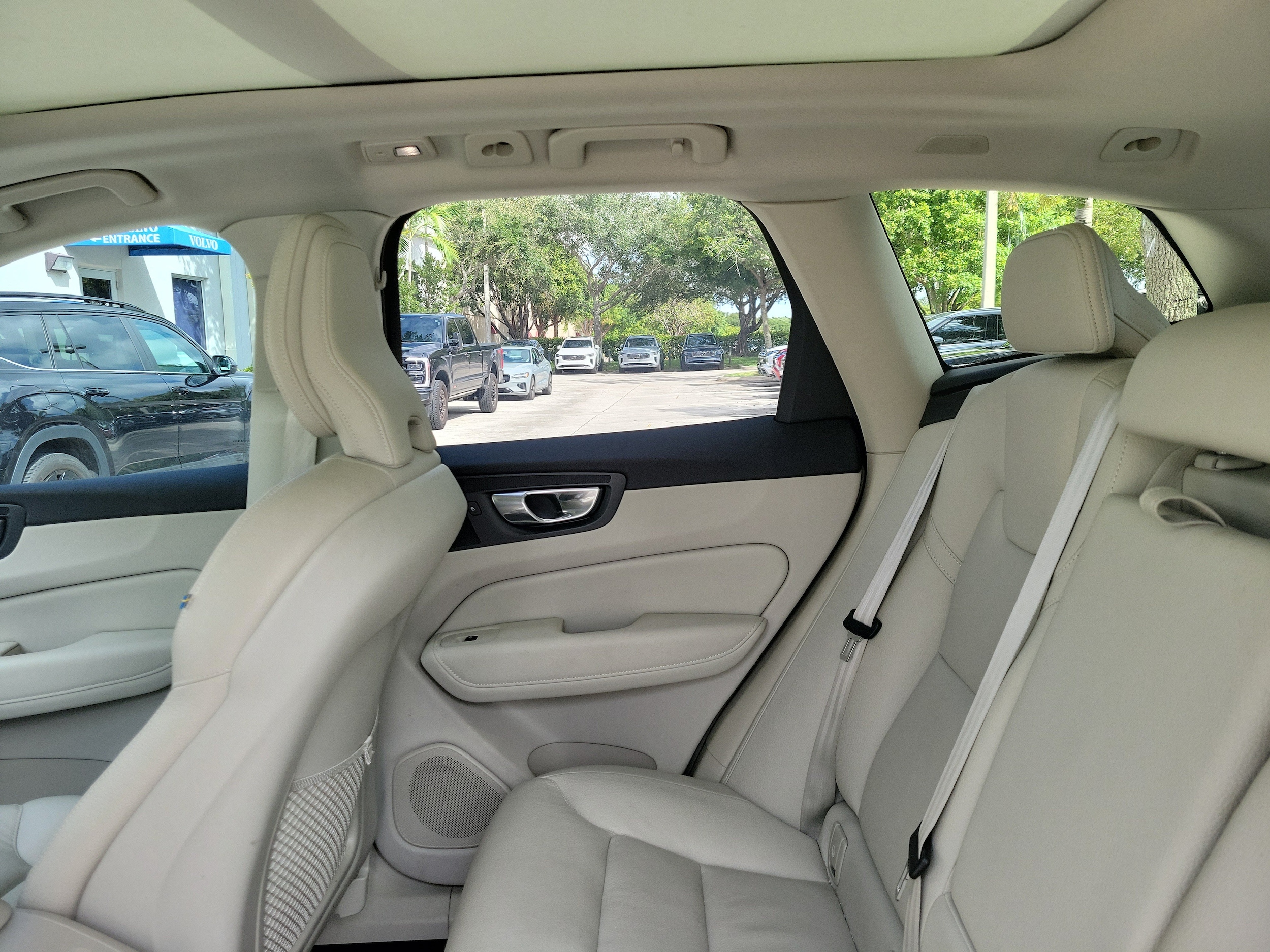 2025 Volvo XC60 Plus - Photo 12