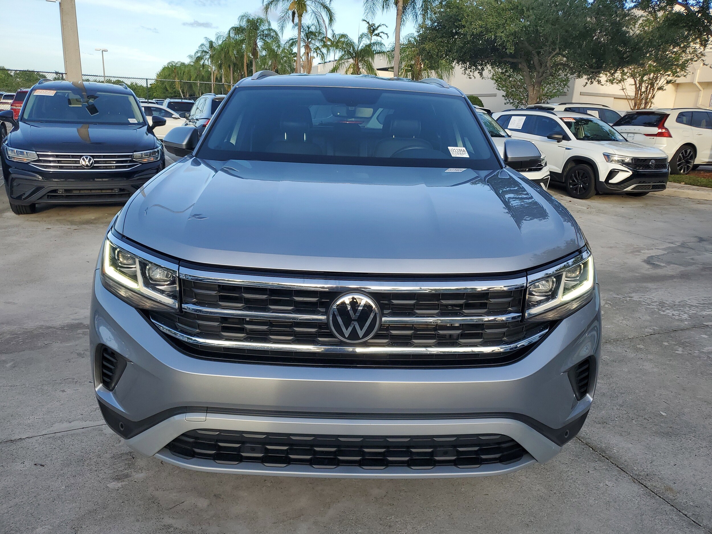 2022 Volkswagen Atlas Cross Sport SE Technology photo 2