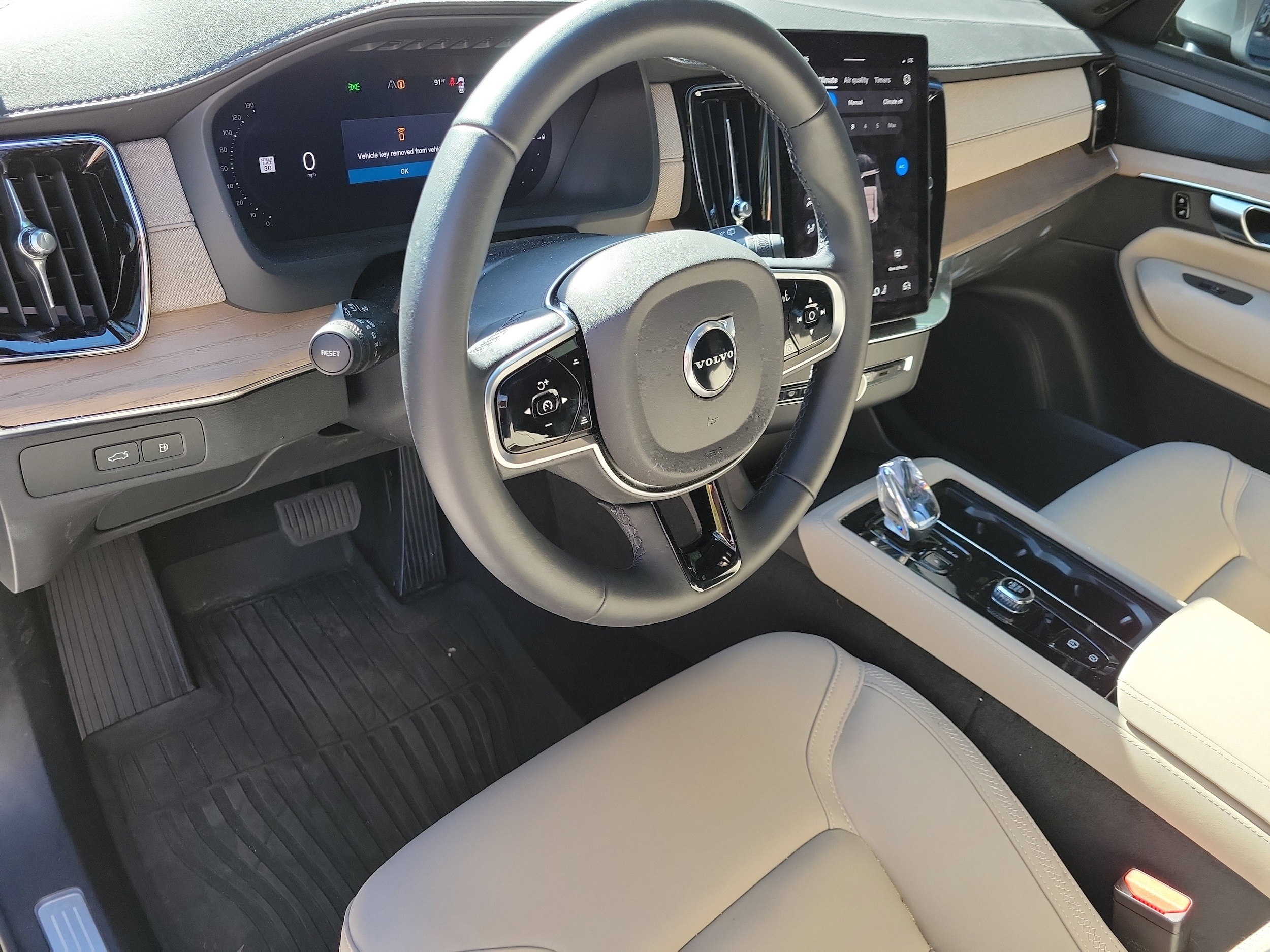 2025 Volvo XC90 Plus - Photo 18
