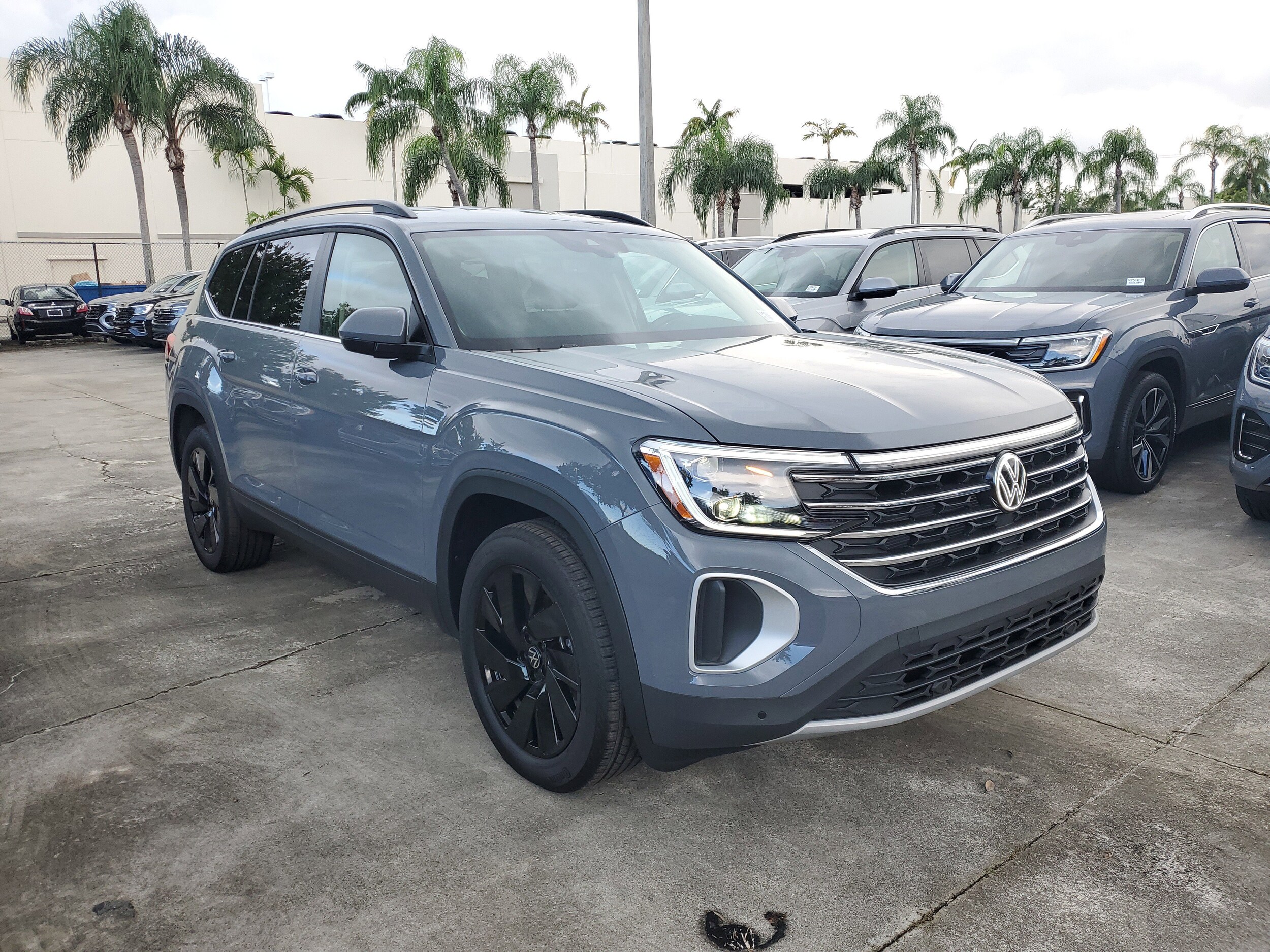 2026 Volkswagen Atlas SE Technology photo 2