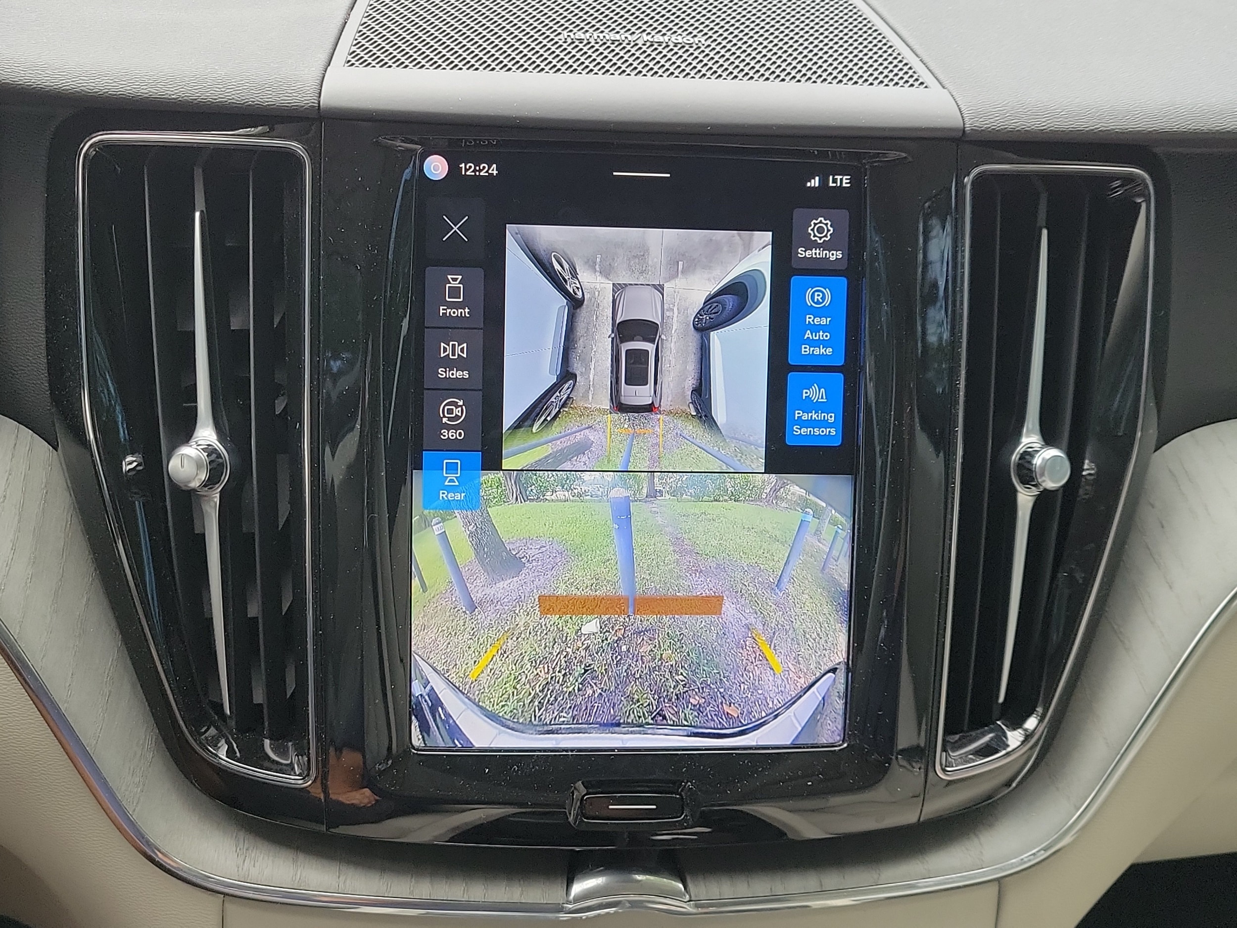 2025 Volvo XC60 Plus - Photo 22