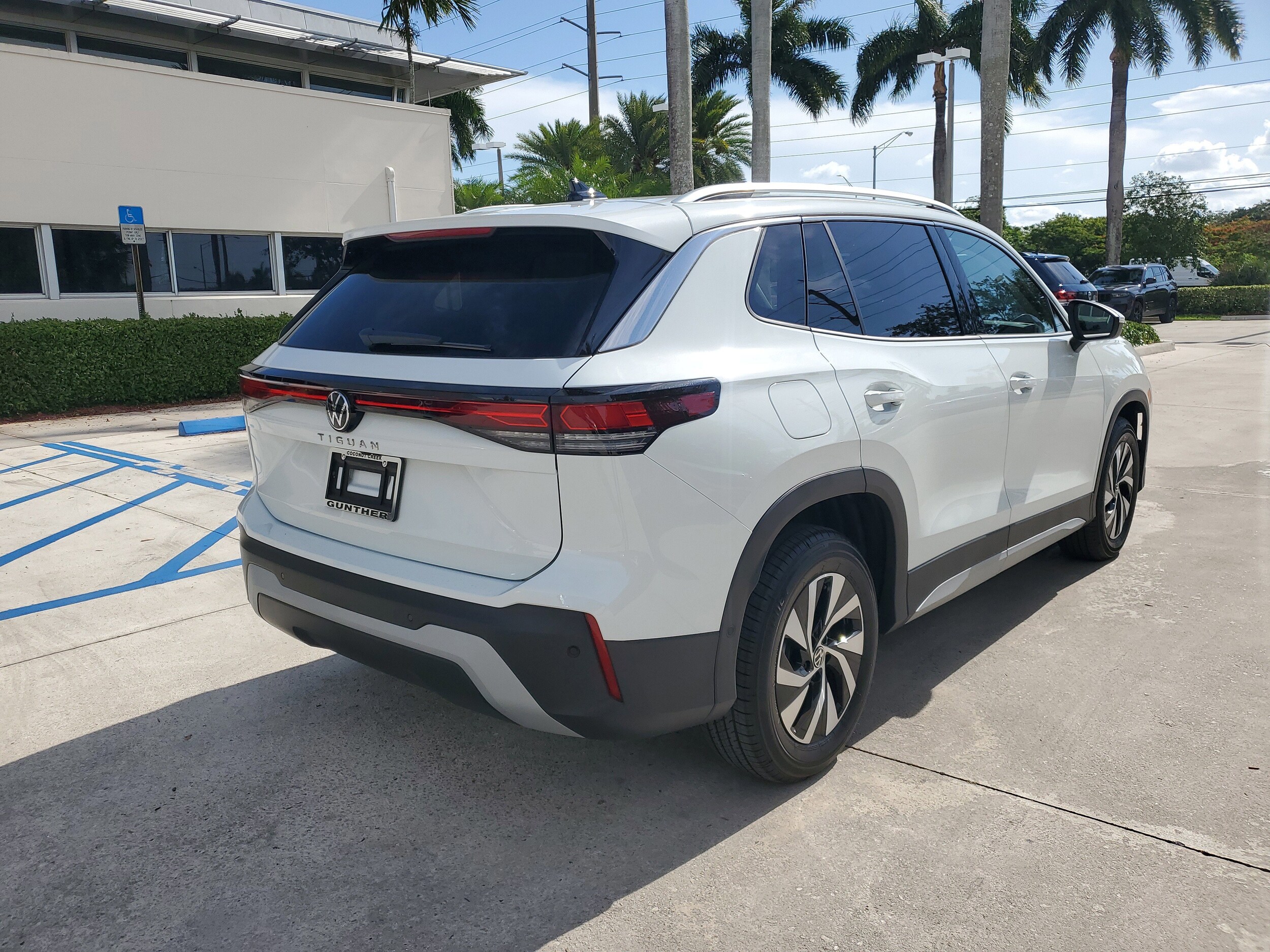 2025 Volkswagen Tiguan S photo 3