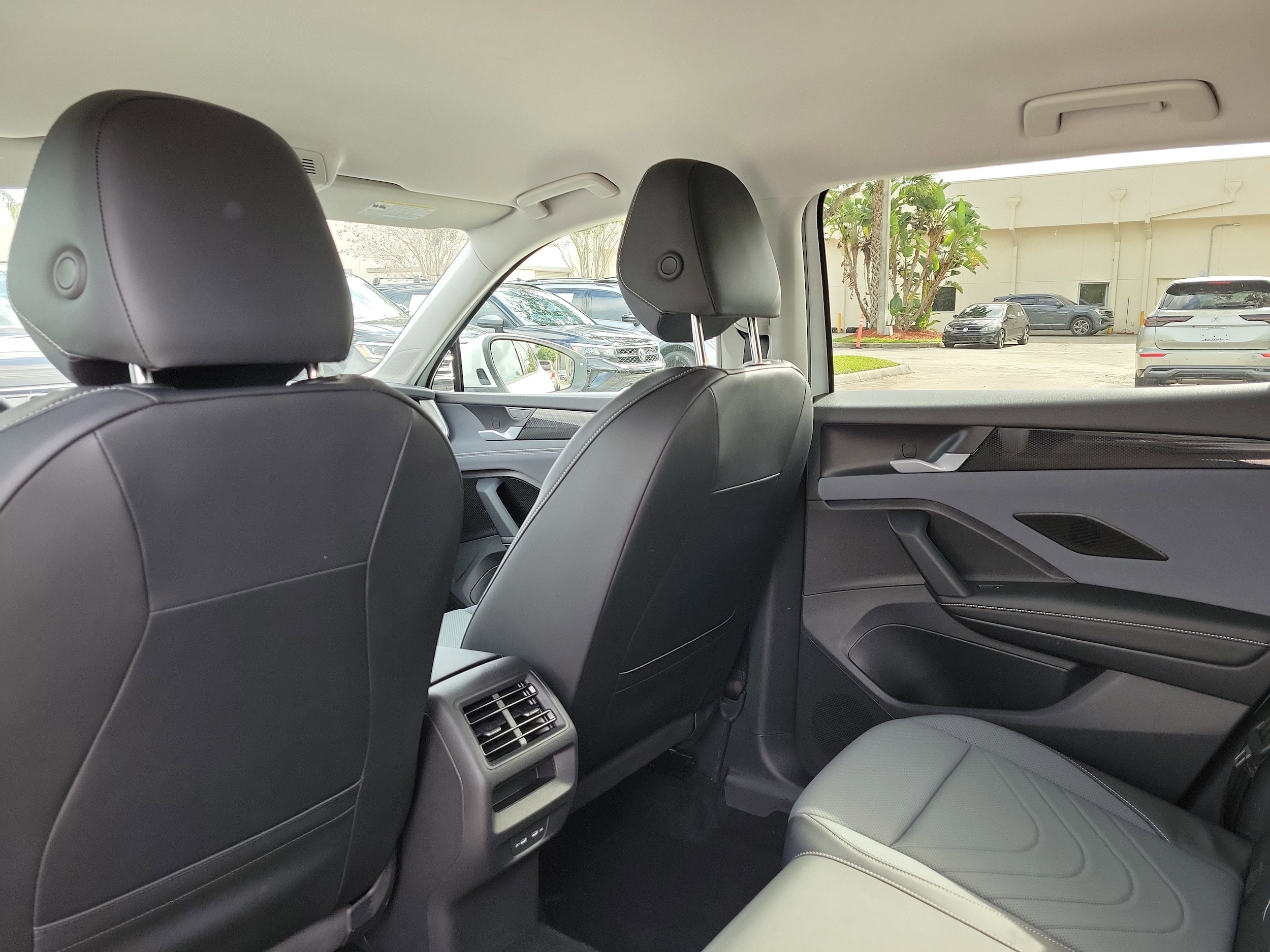 2025 Volkswagen Tiguan SE - Photo 16