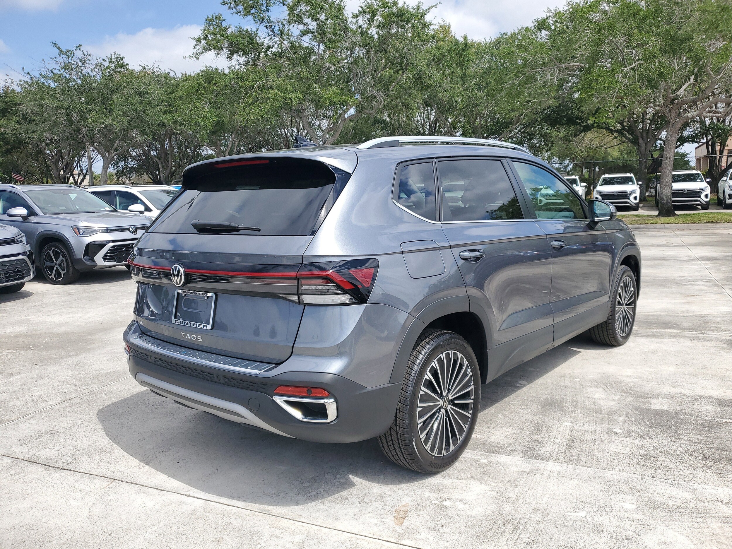 2025 Volkswagen Taos SE photo 3