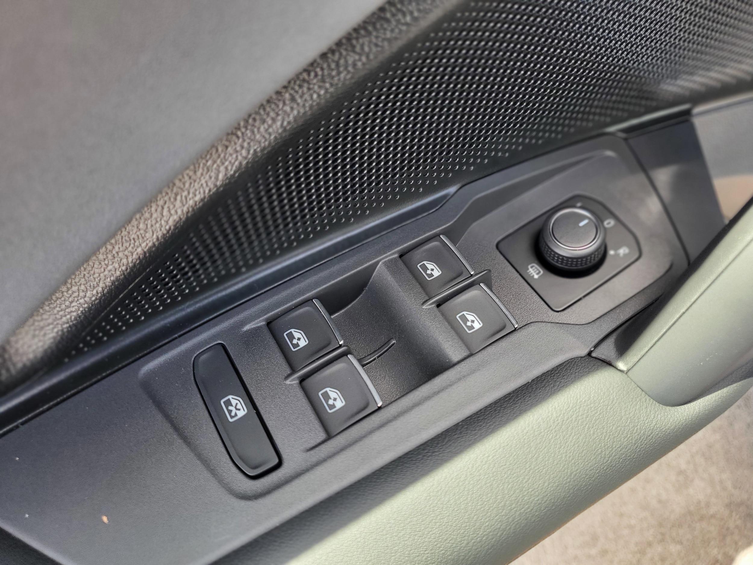 2026 Volkswagen Tiguan SE - Photo 12