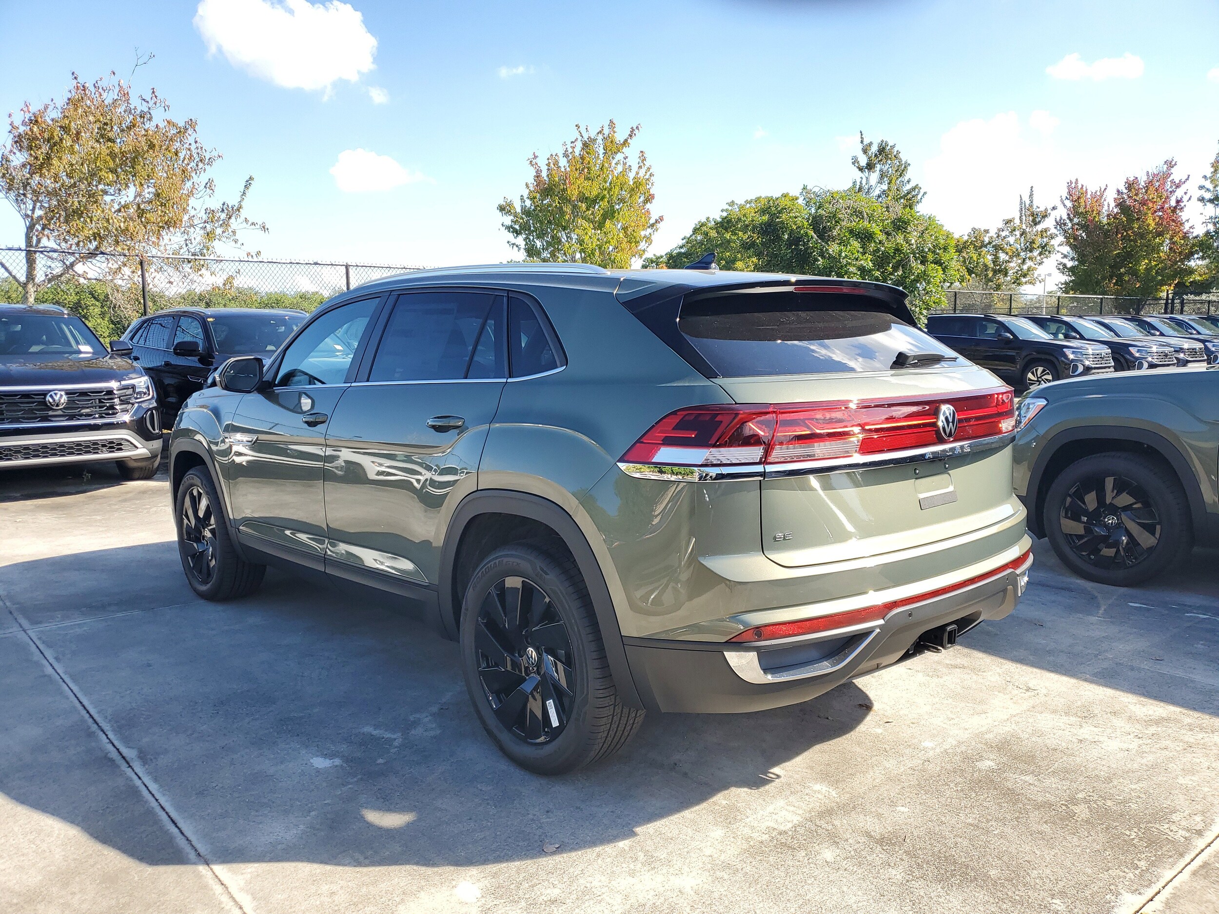 2026 Volkswagen Atlas Cross Sport SE Technology photo 4