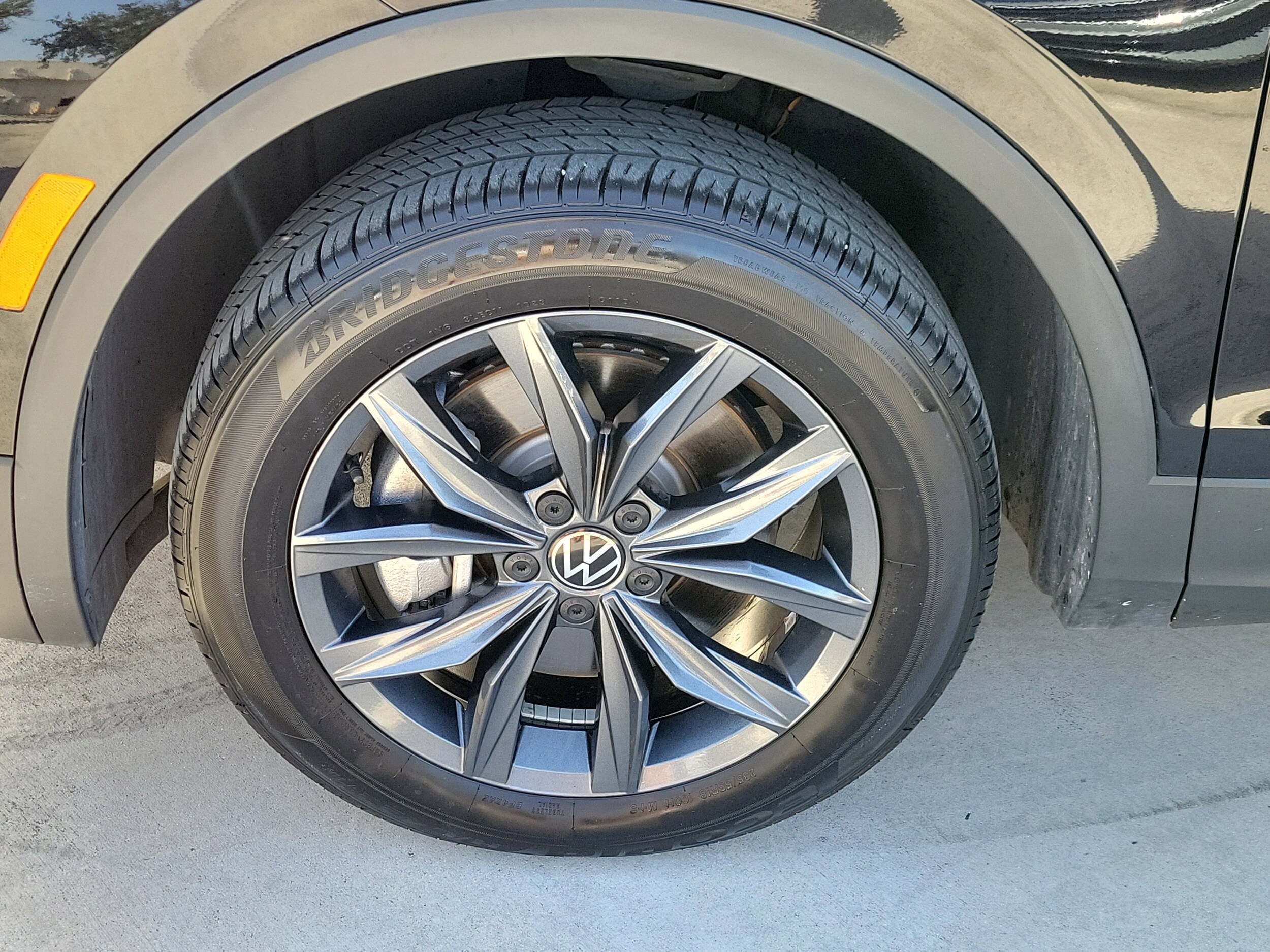 2023 Volkswagen Tiguan SE photo 4