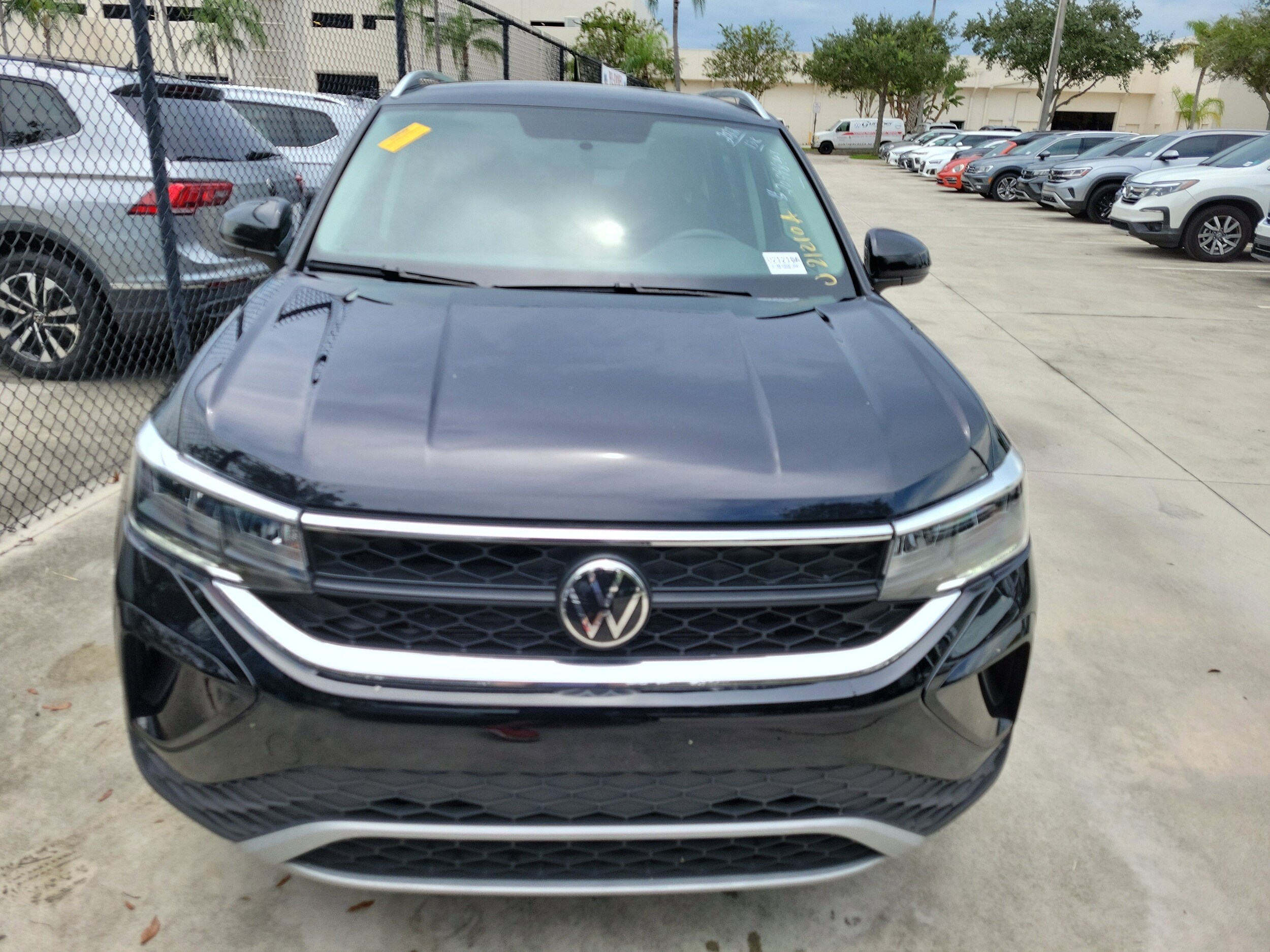 2022 Volkswagen Taos SE photo 2