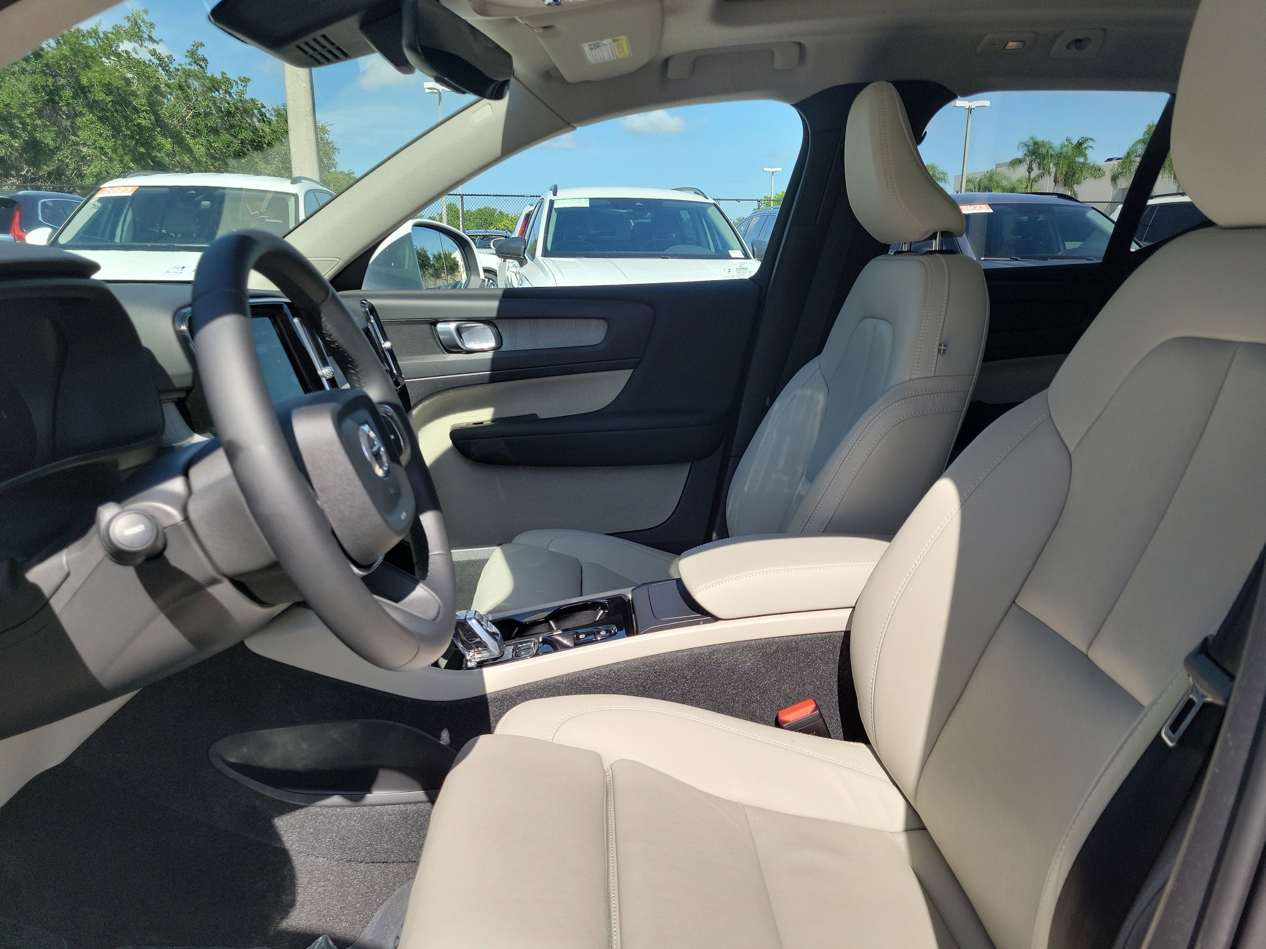 2024 Volvo XC40 Plus - Photo 17