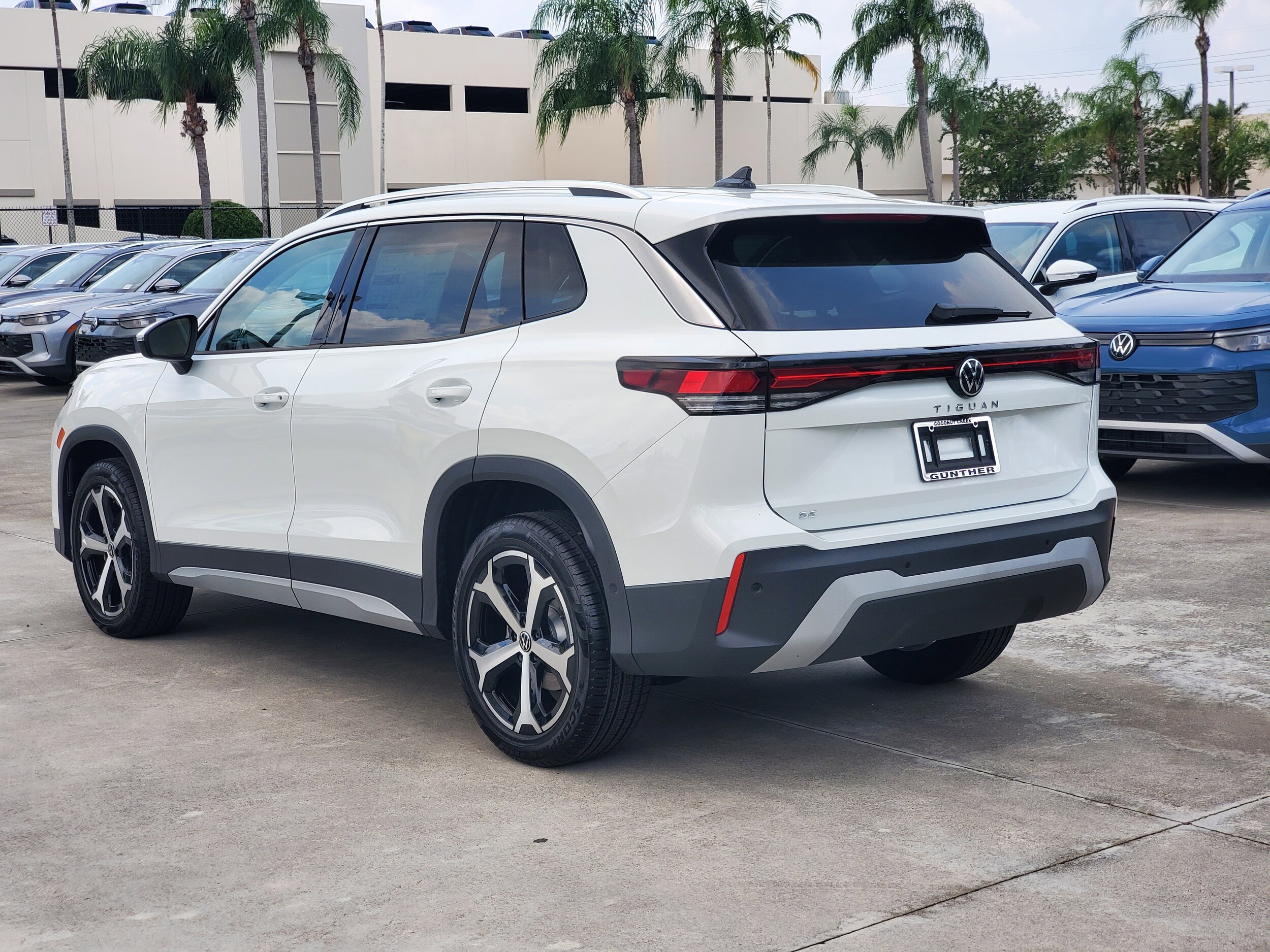 2026 Volkswagen Tiguan SE photo 4