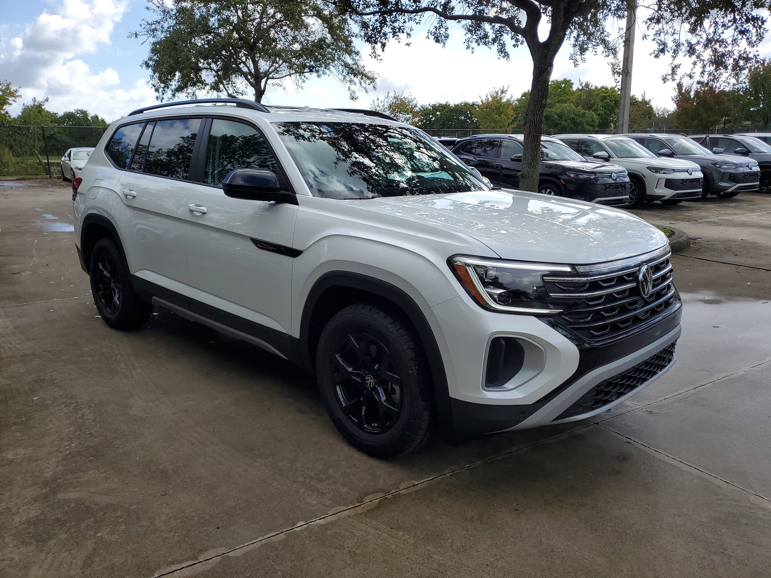 2026 Volkswagen Atlas Peak Edition SE photo 2