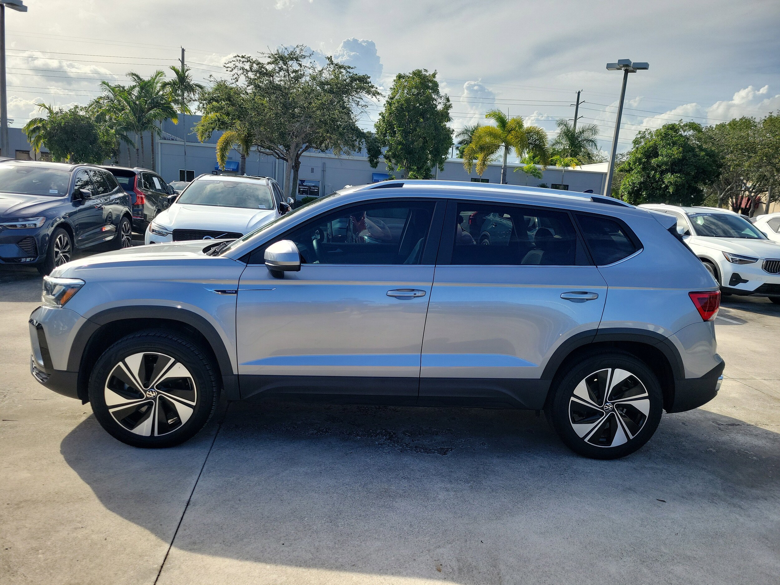 2024 Volkswagen Taos SE photo 2
