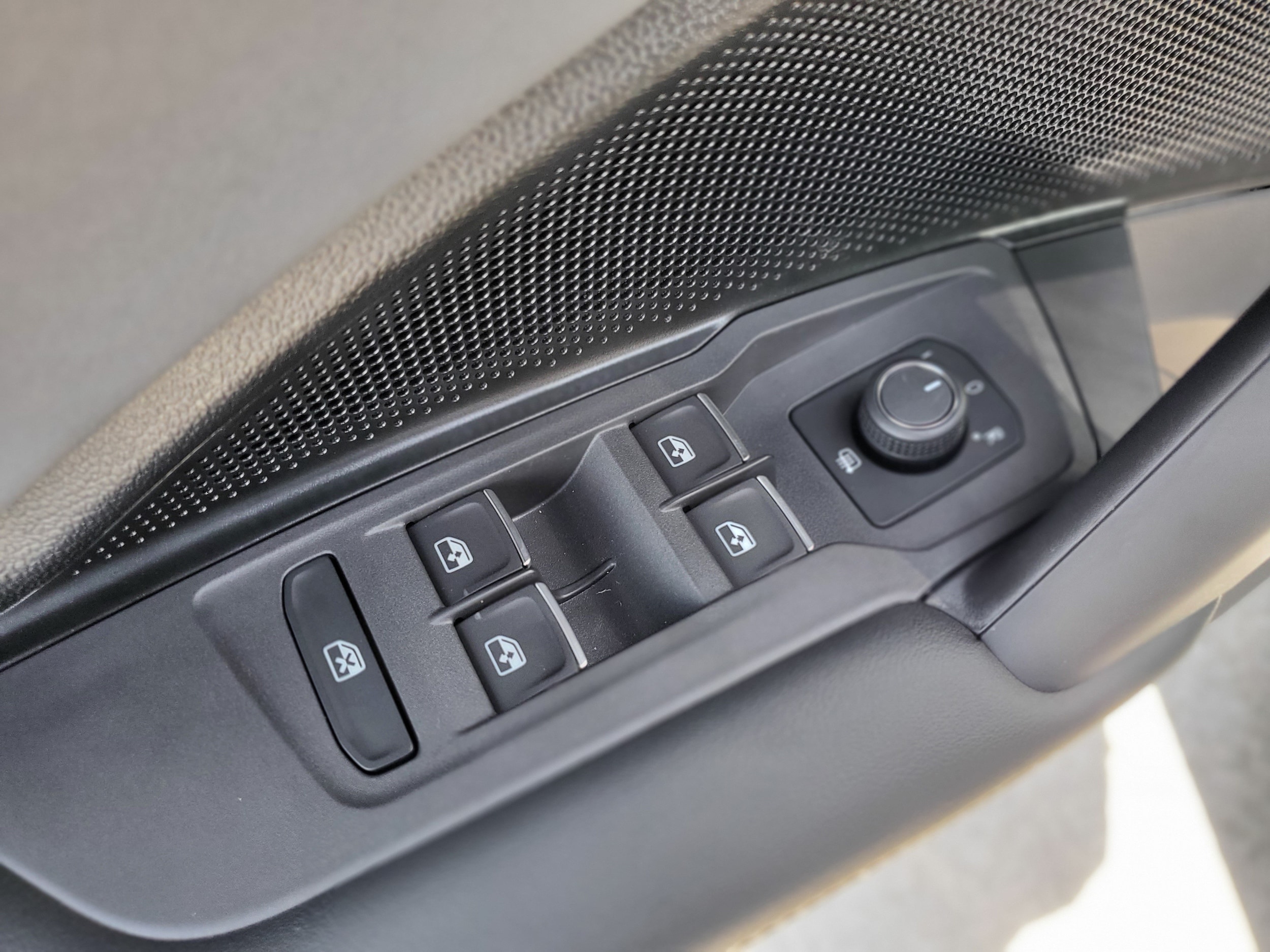 2026 Volkswagen Tiguan SE - Photo 12