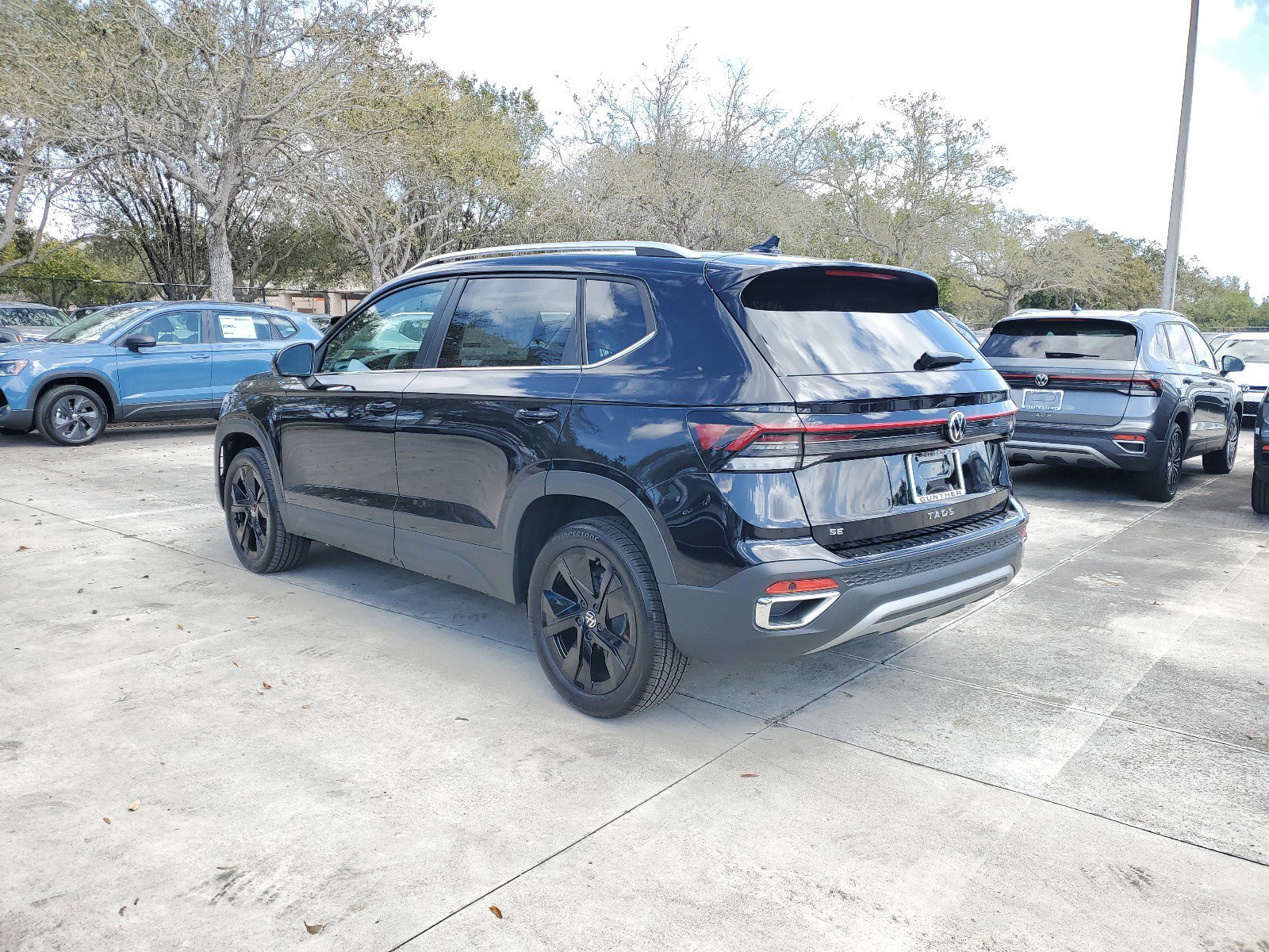 2025 Volkswagen Taos SE photo 2