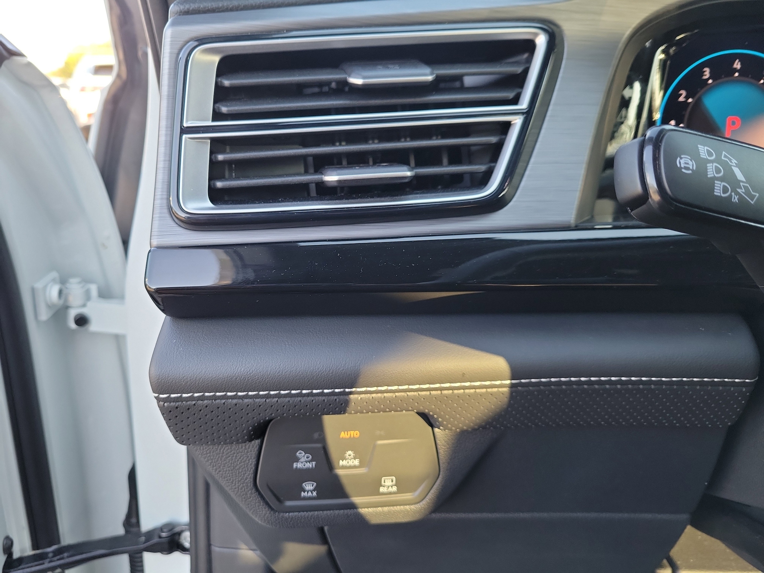 2025 Volkswagen Atlas Cross Sport SE w/Tech - Photo 17