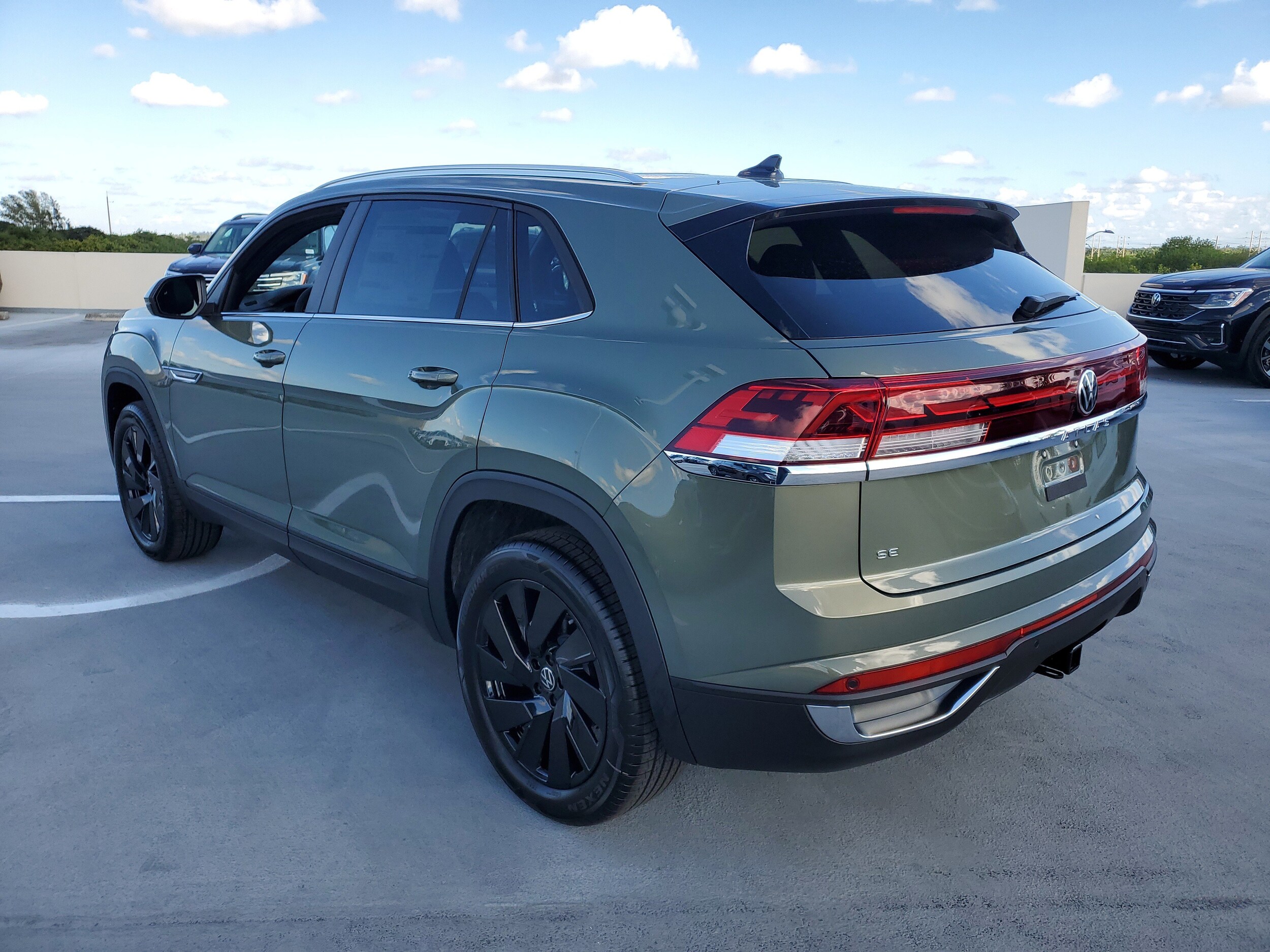 2026 Volkswagen Atlas Cross Sport SE Technology photo 4