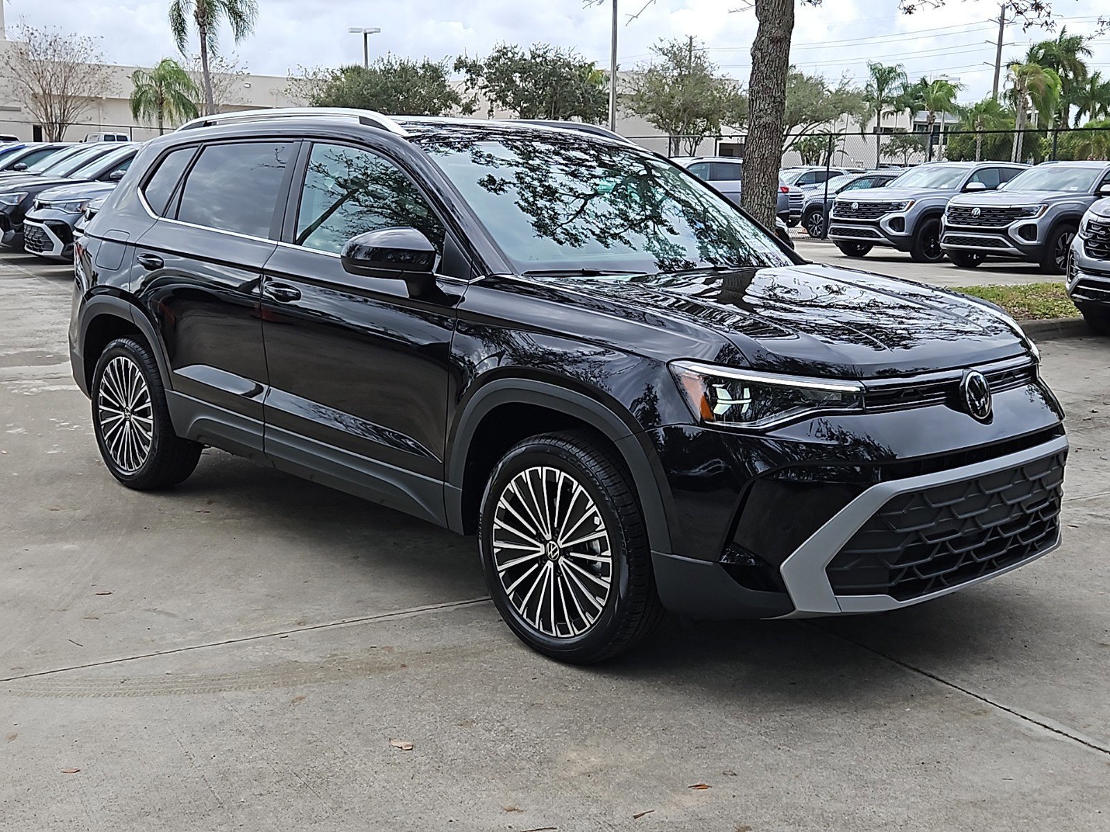 2025 Volkswagen Taos SE photo 2