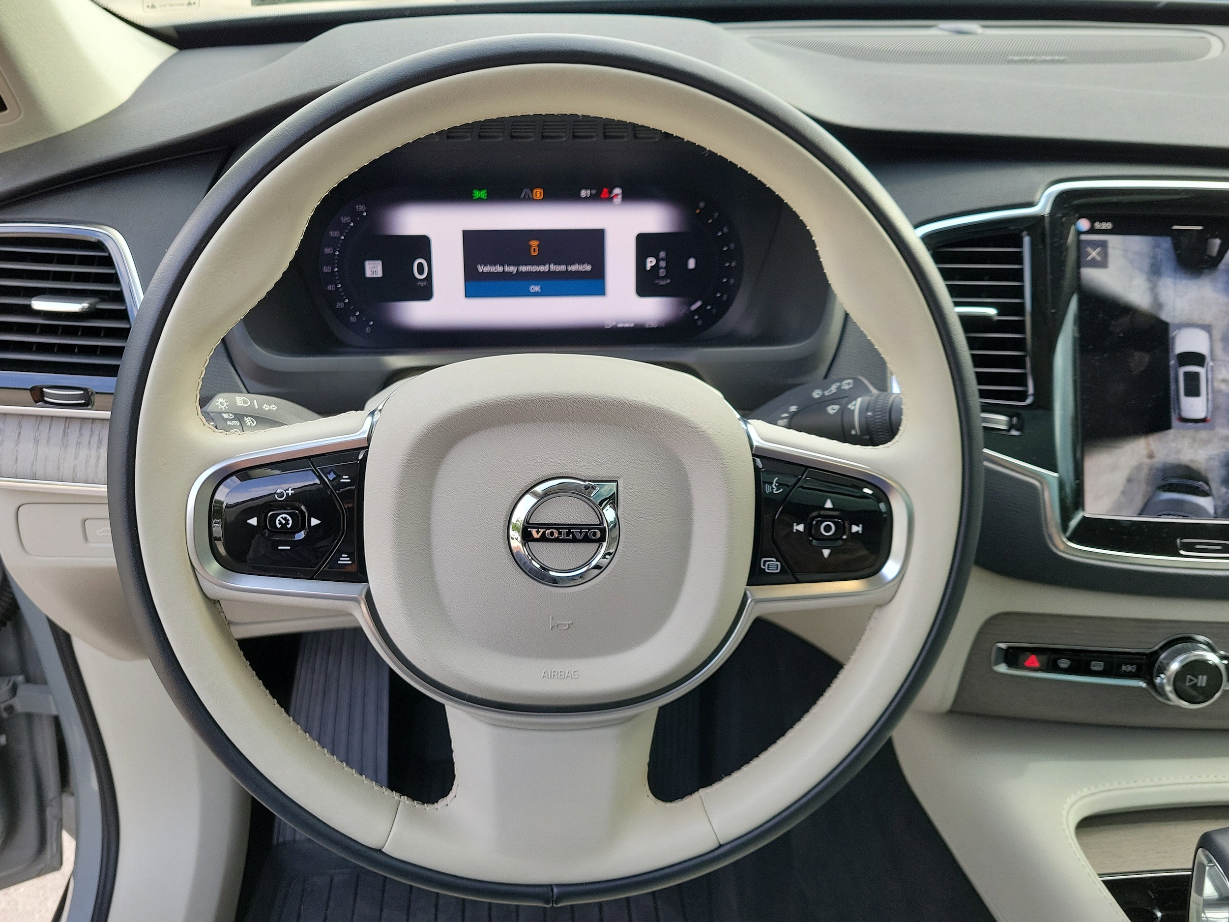 2025 Volvo XC90 Plus - Photo 24