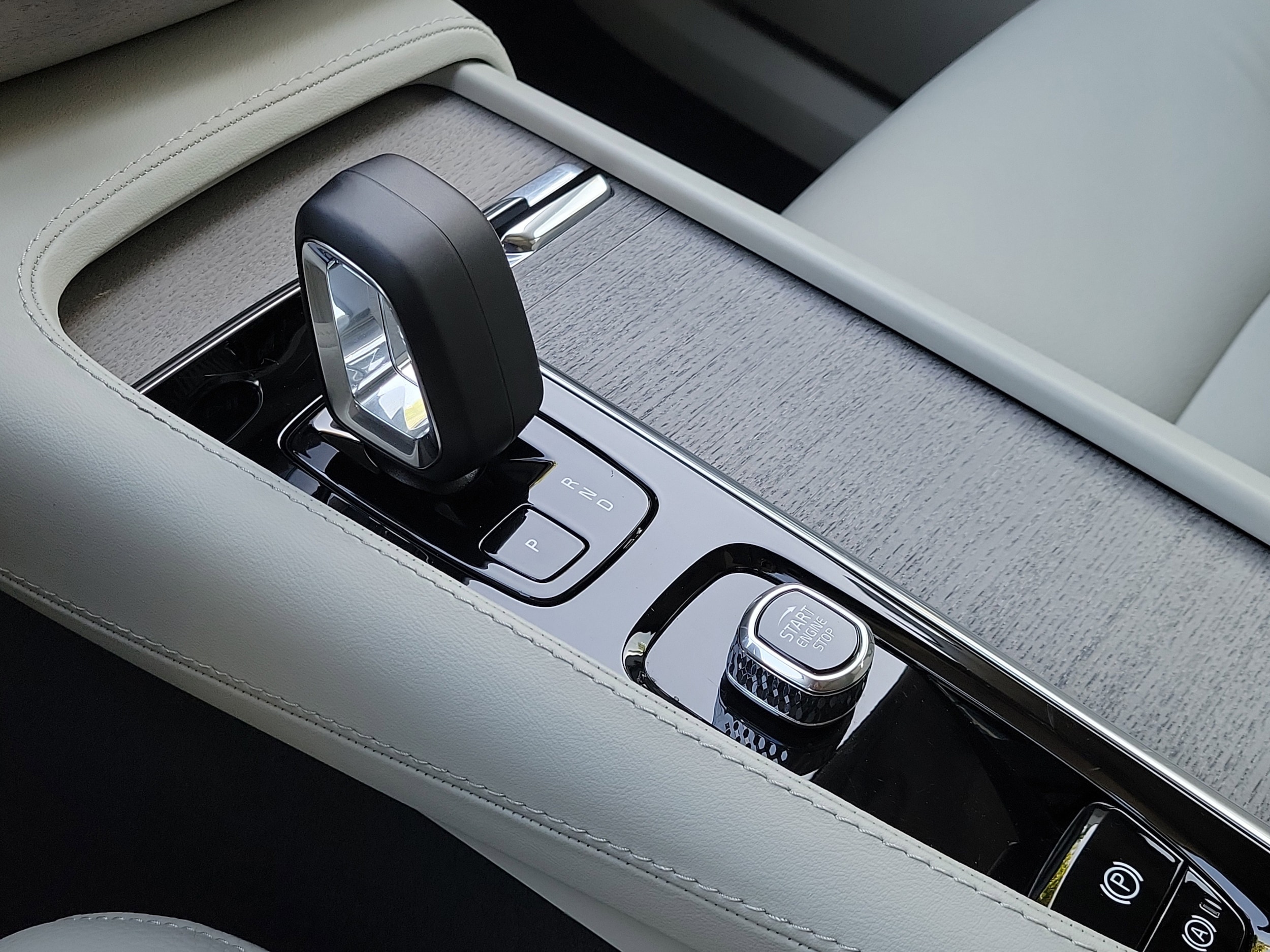 2025 Volvo XC90 Plus - Photo 28