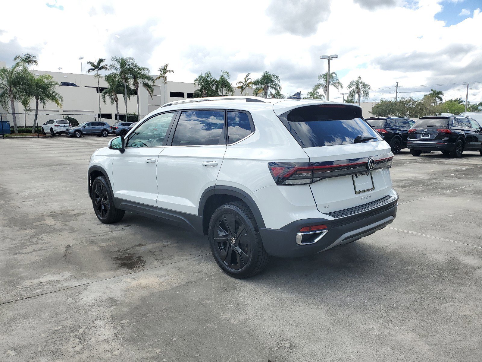 2025 Volkswagen Taos SE photo 4