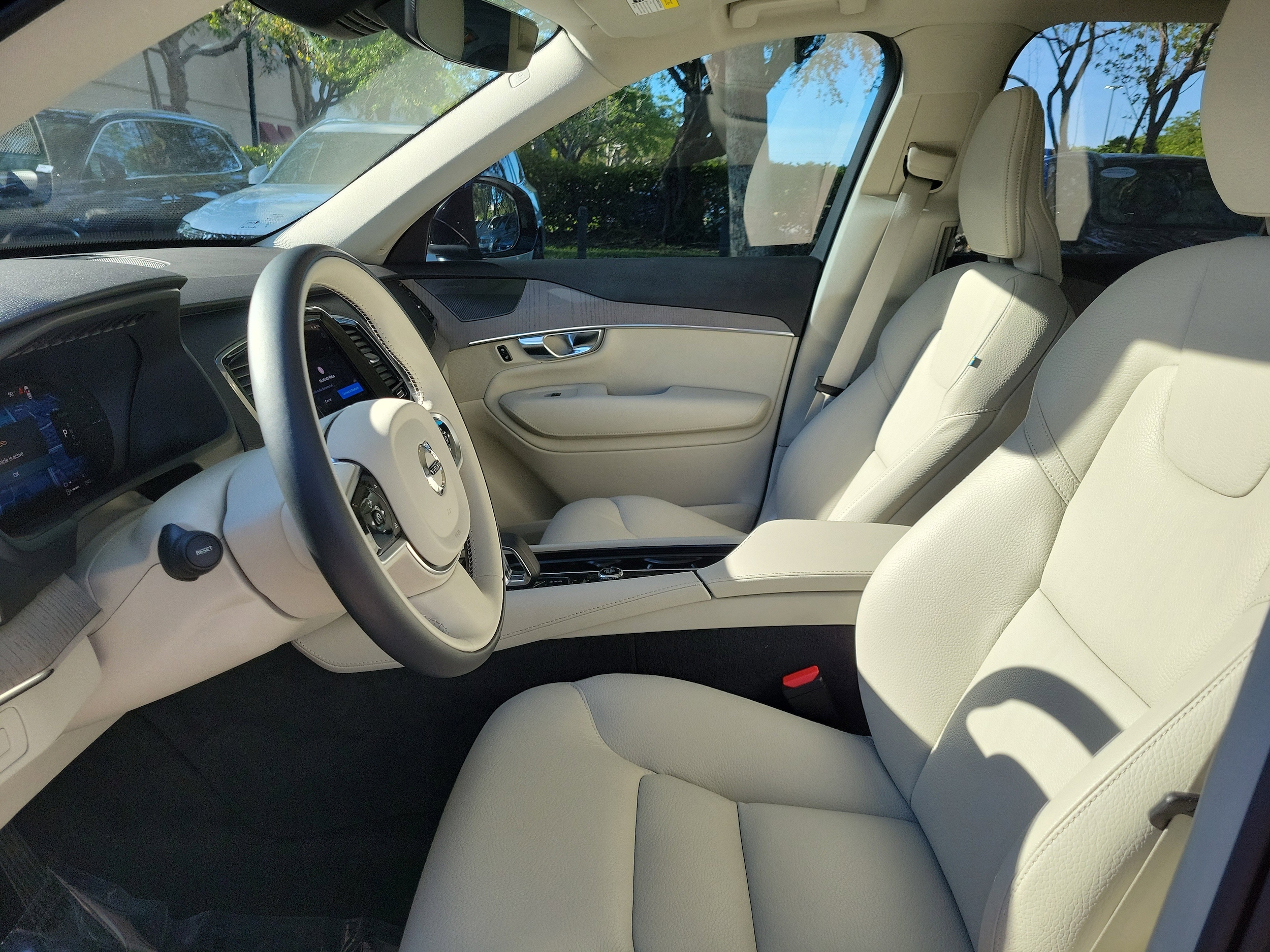 2025 Volvo XC90 Plus - Photo 17
