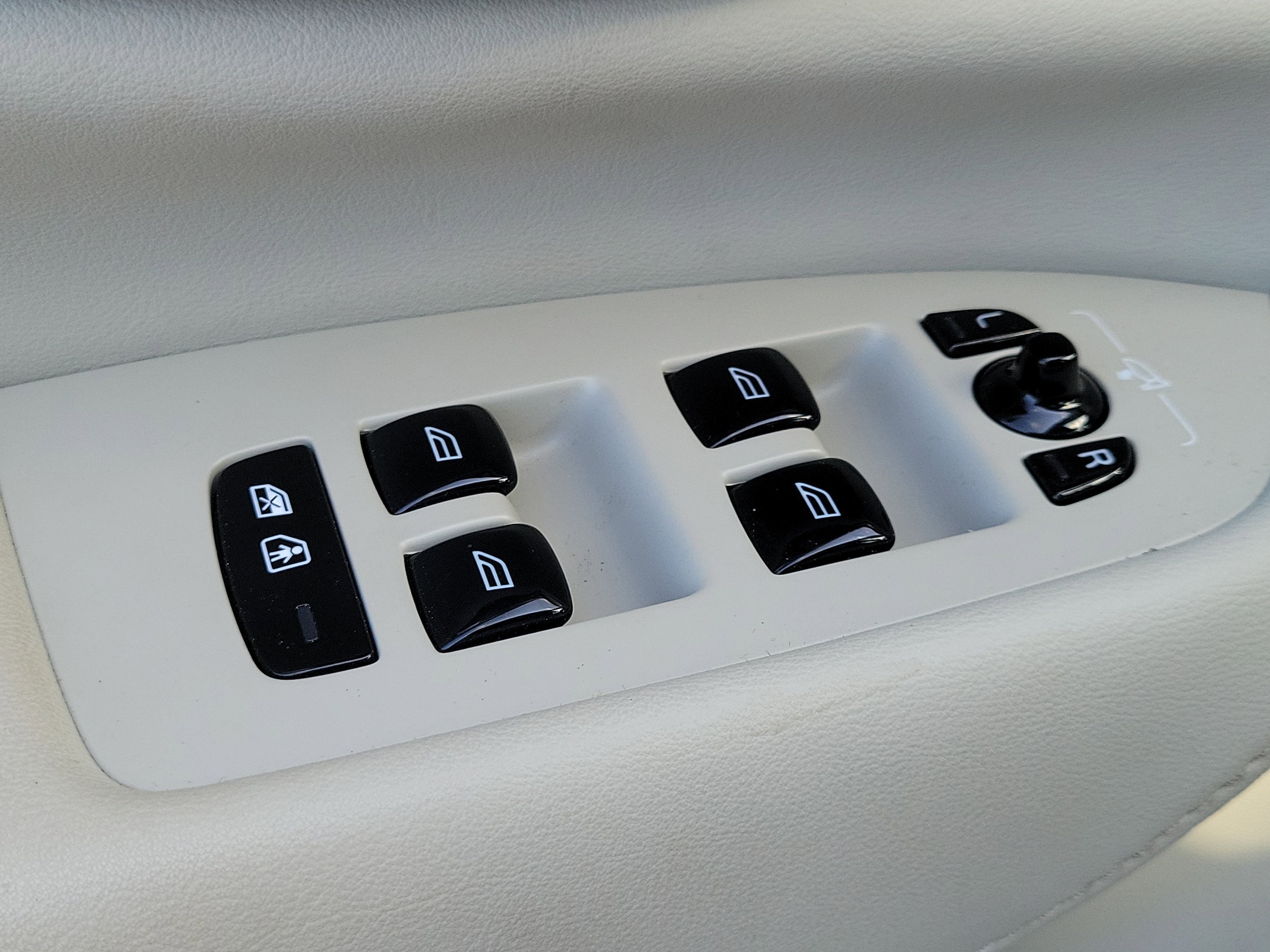 2025 Volvo XC90 Plus - Photo 16
