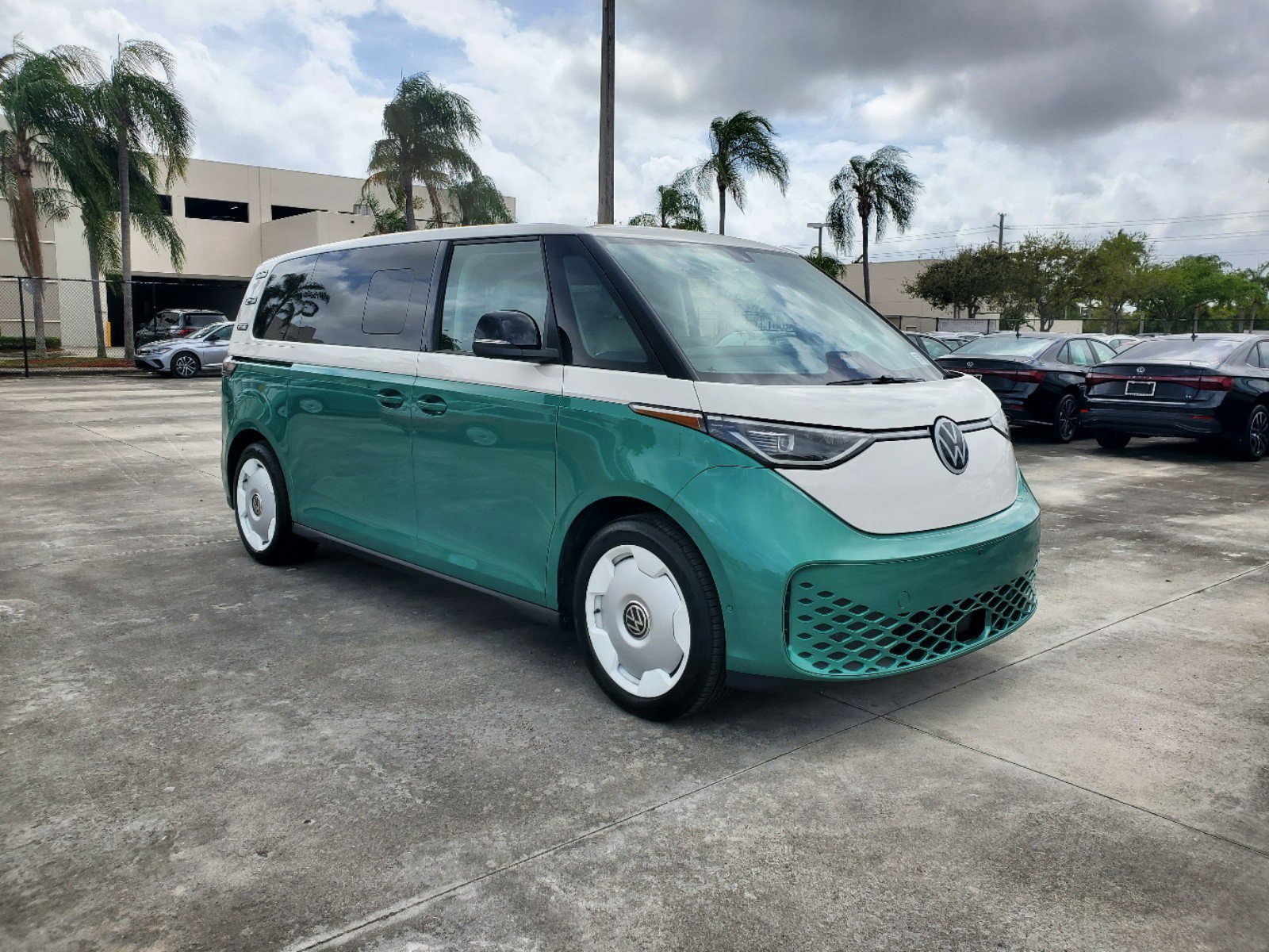 2025 Volkswagen ID. Buzz photo 2