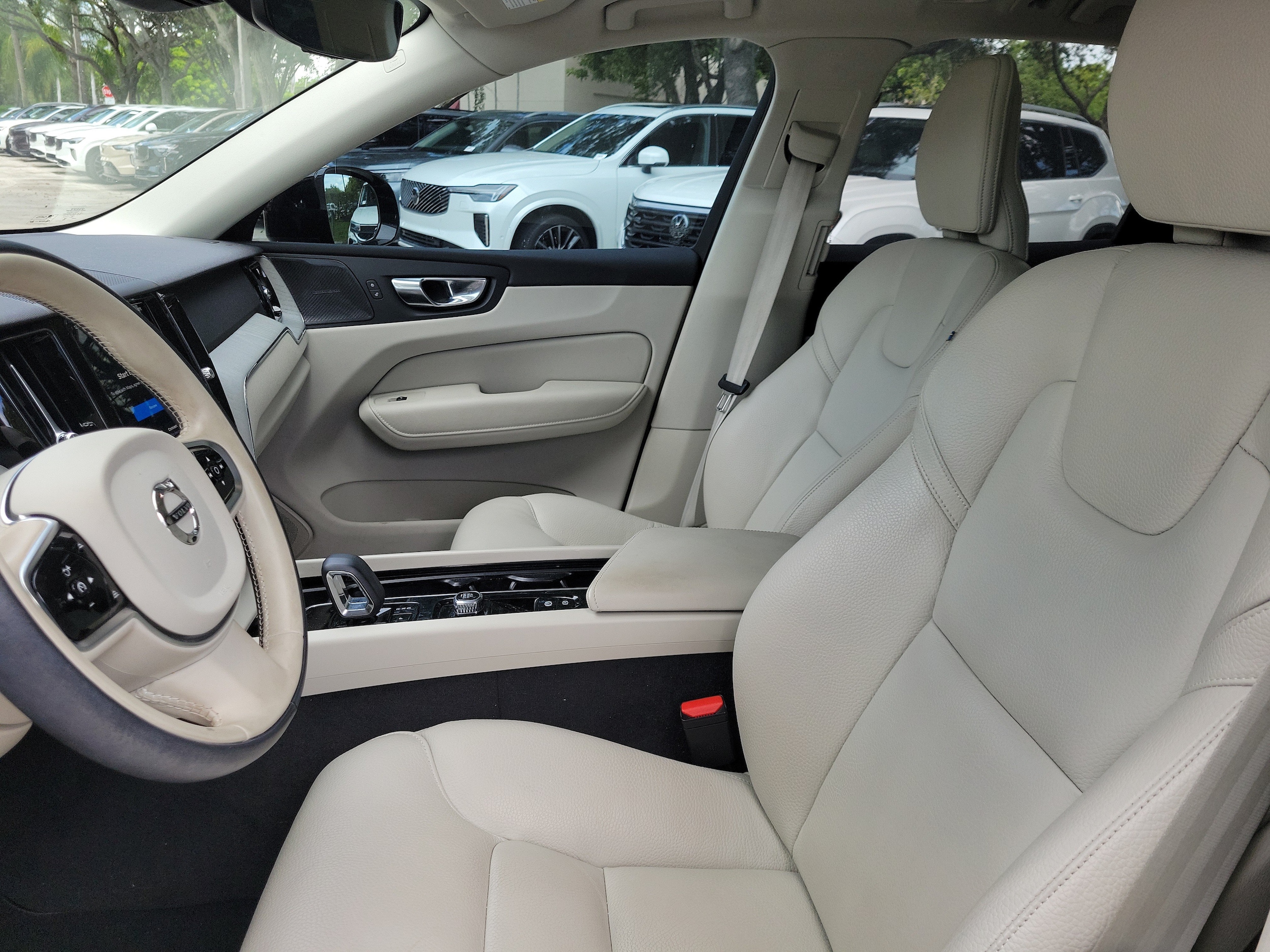 2025 Volvo XC60 Plus - Photo 13