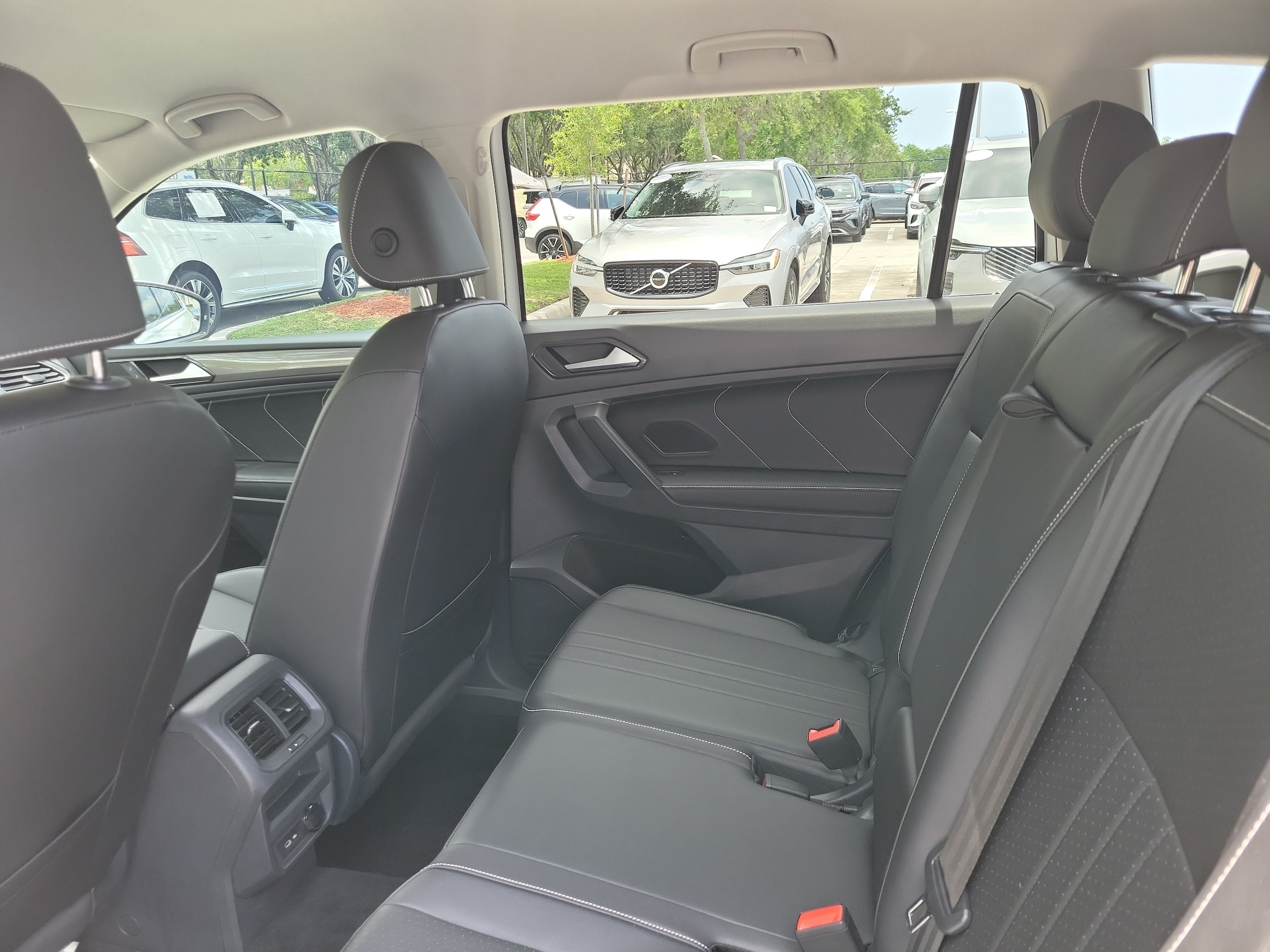 2023 Volkswagen Tiguan SE - Photo 12