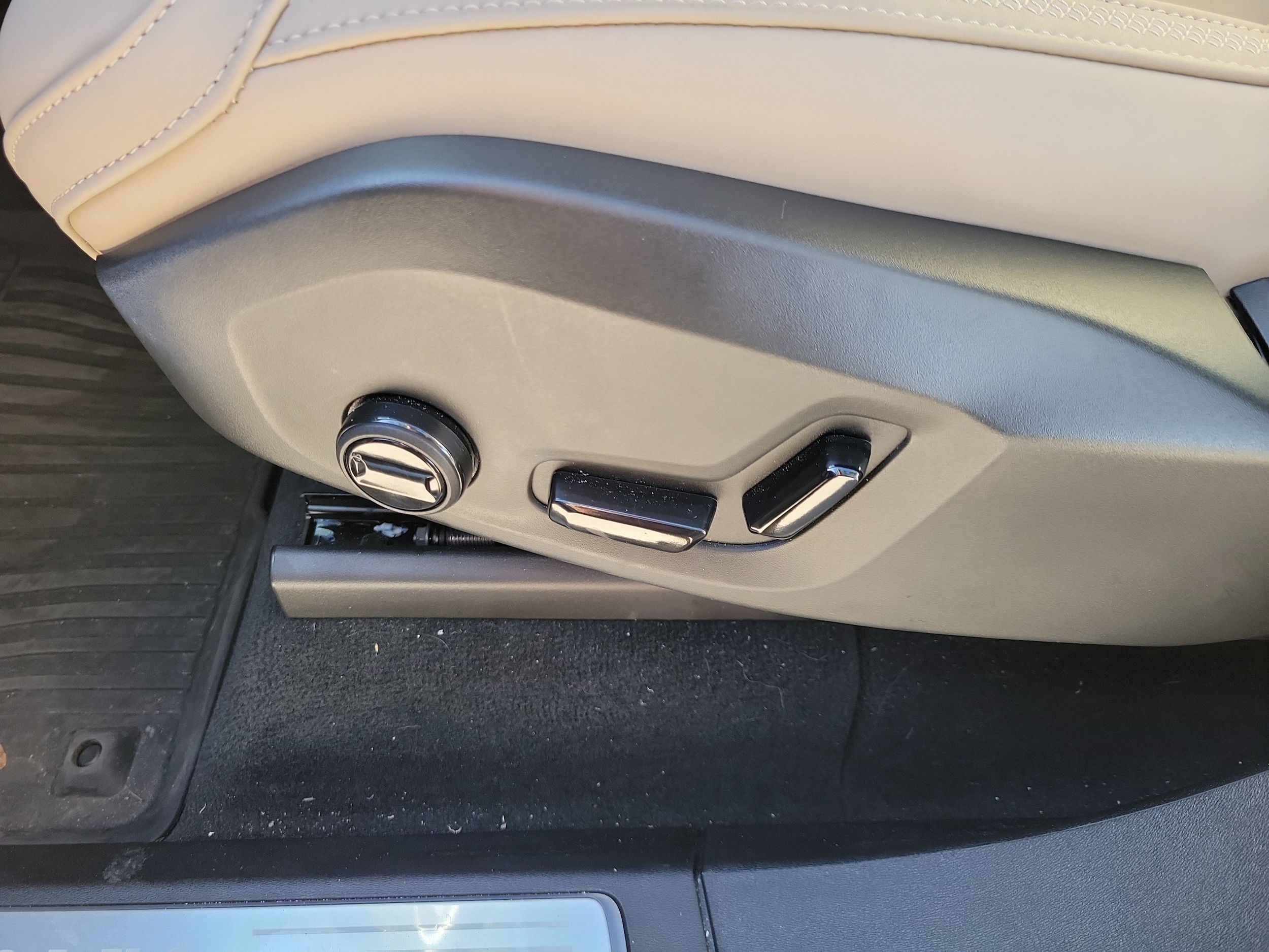2025 Volvo XC90 Plus - Photo 17