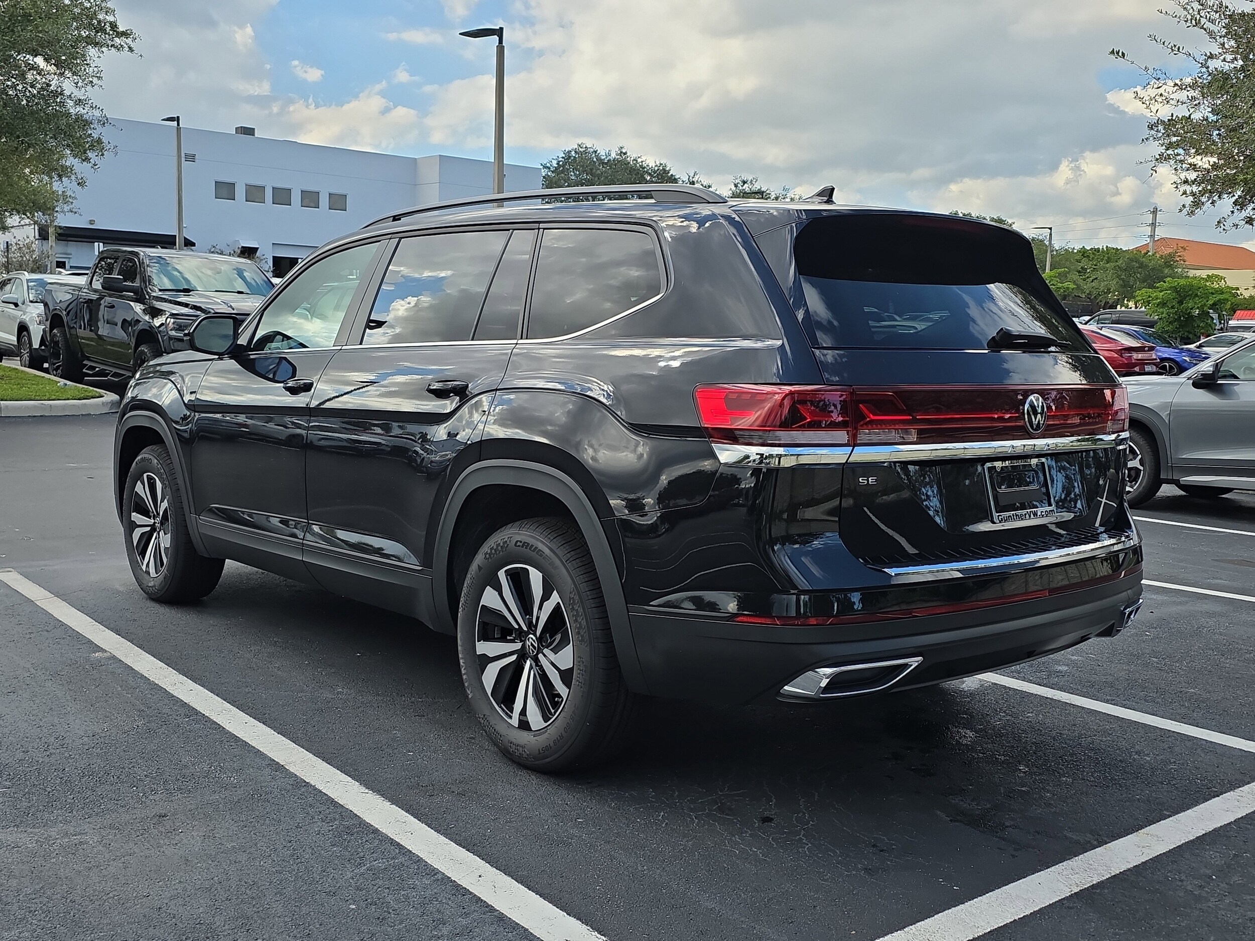 2026 Volkswagen Atlas SE photo 2