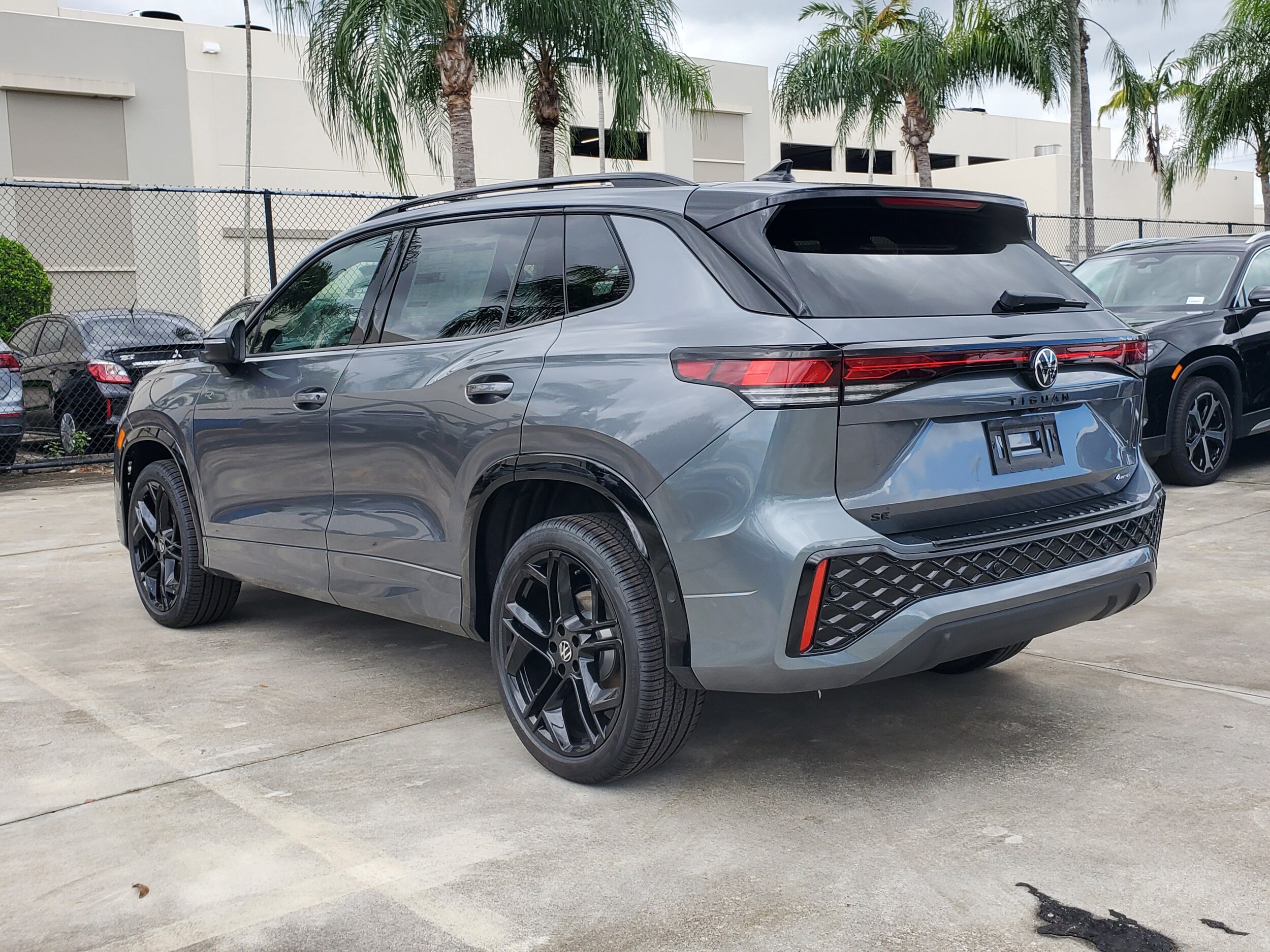 2026 Volkswagen Tiguan SE R-Line Black photo 2