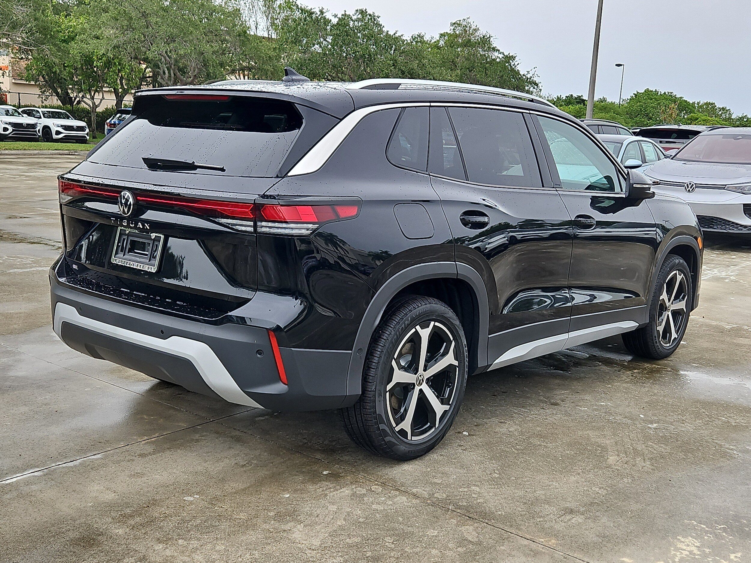2025 Volkswagen Tiguan SE photo 3