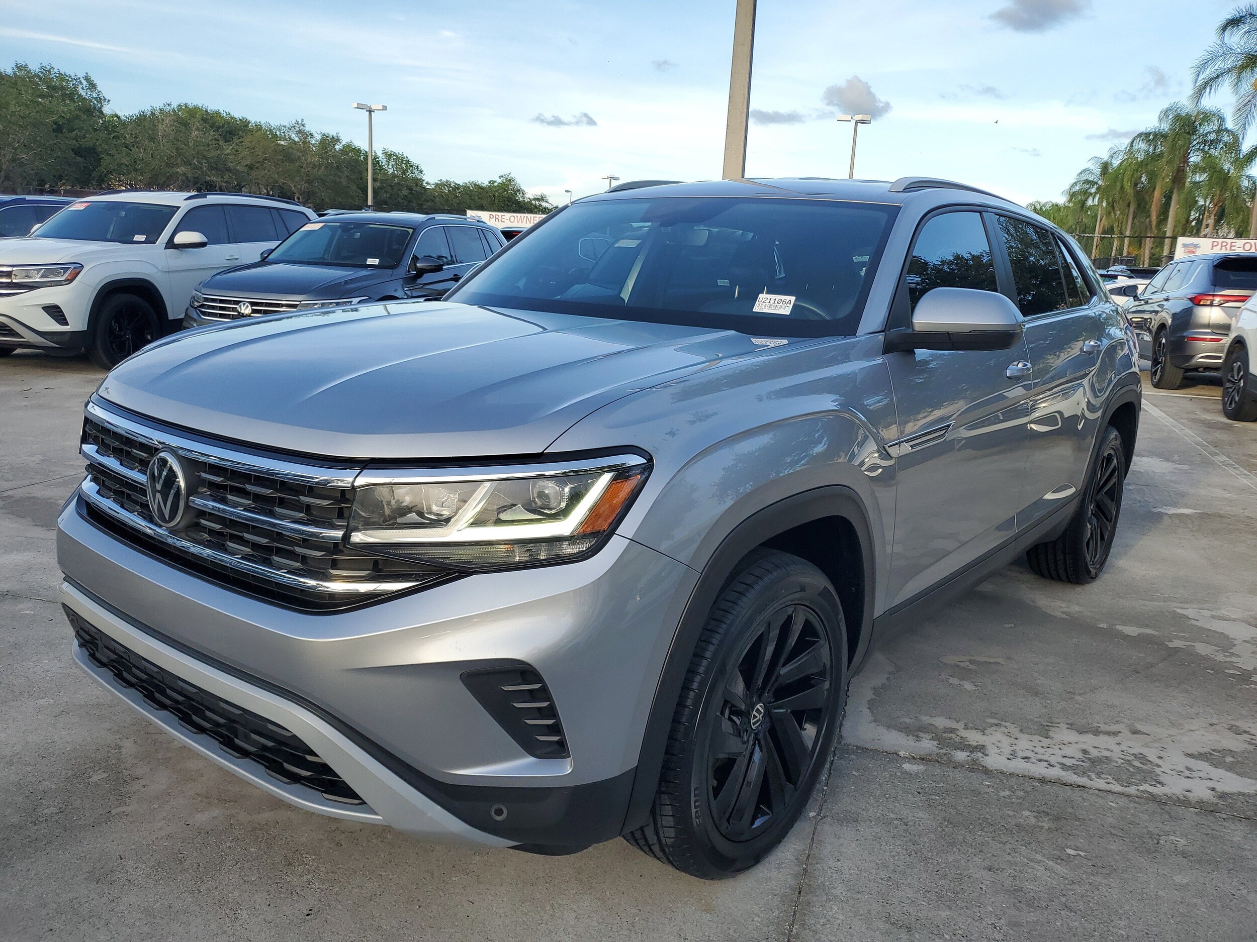 2022 Volkswagen Atlas Cross Sport SE Technology photo 3