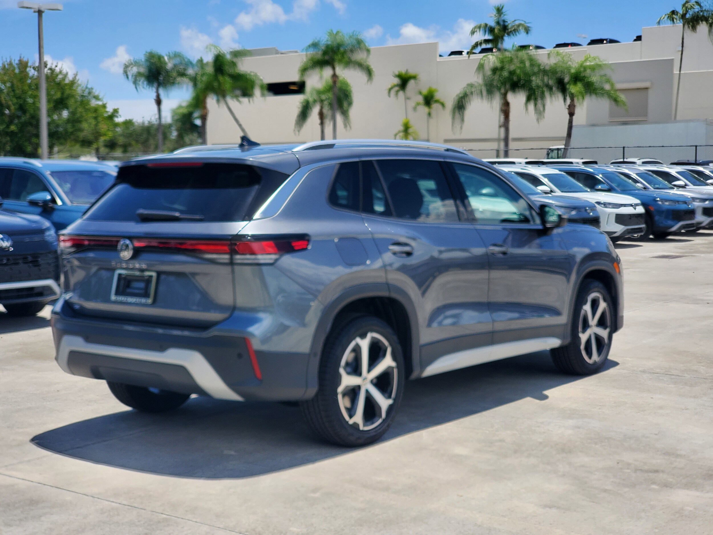 2025 Volkswagen Tiguan SE photo 2