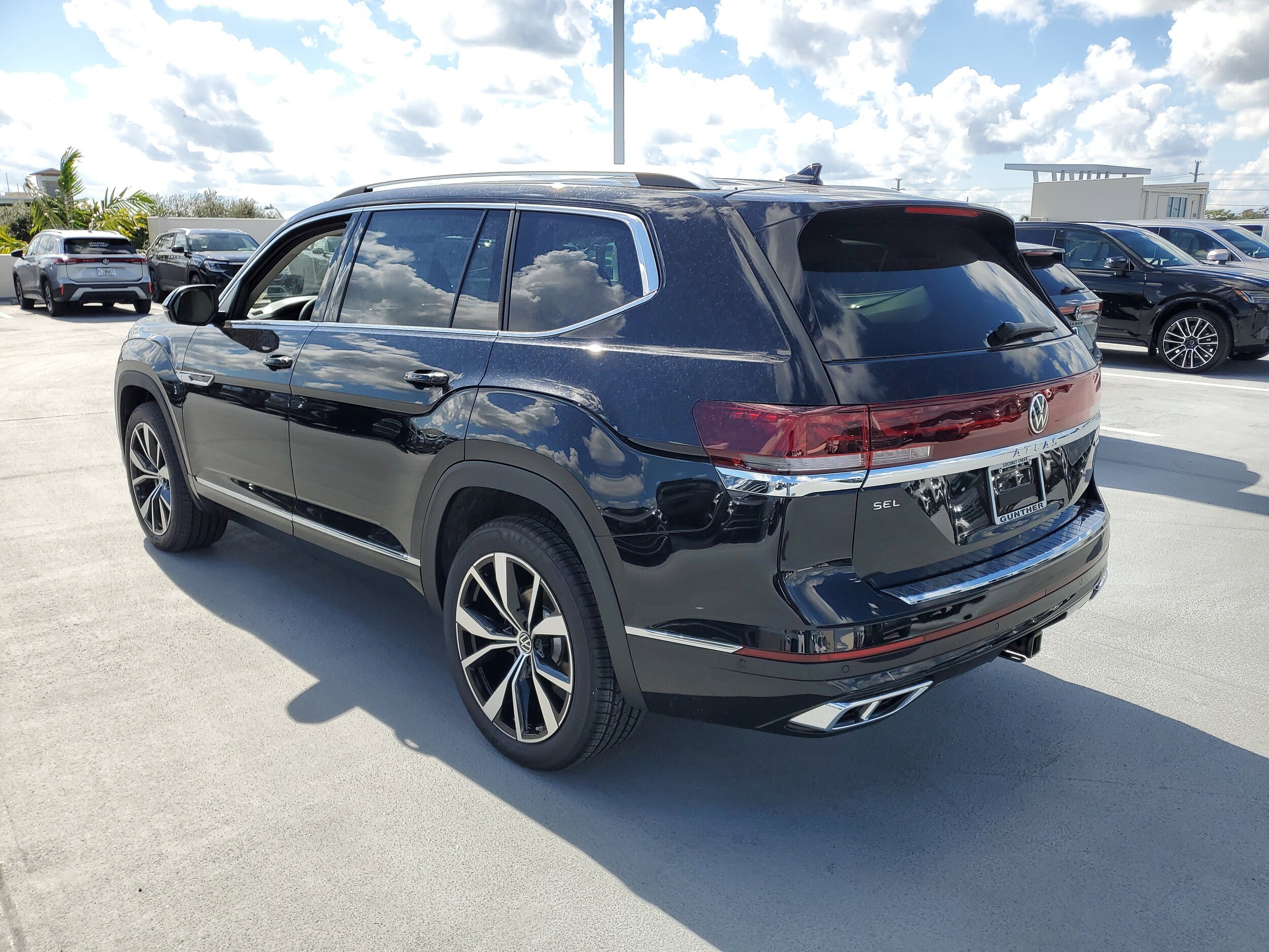 2026 Volkswagen Atlas SEL Premium R-Line photo 3