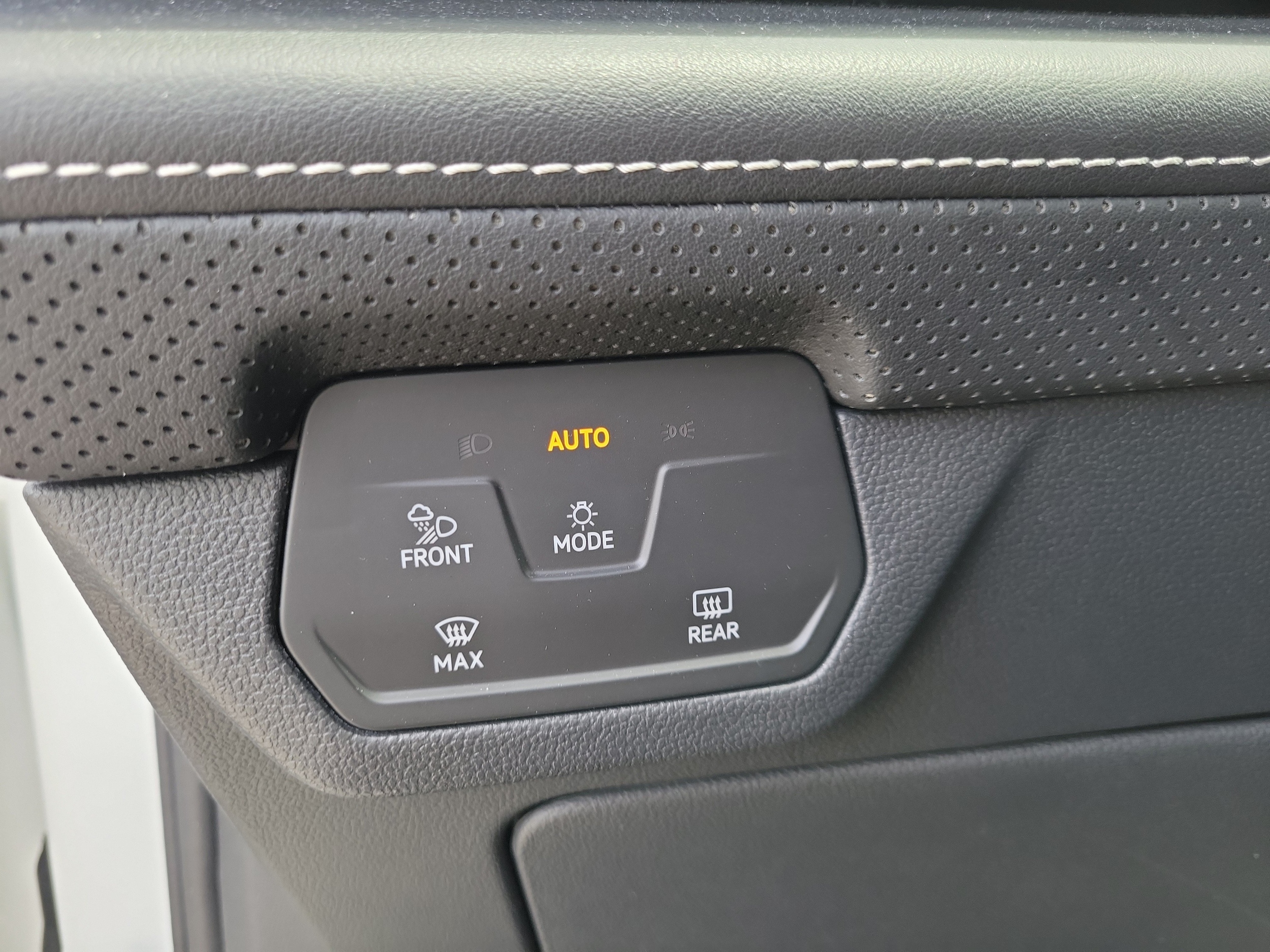 2024 Volkswagen Atlas SE w/Tech - Photo 20