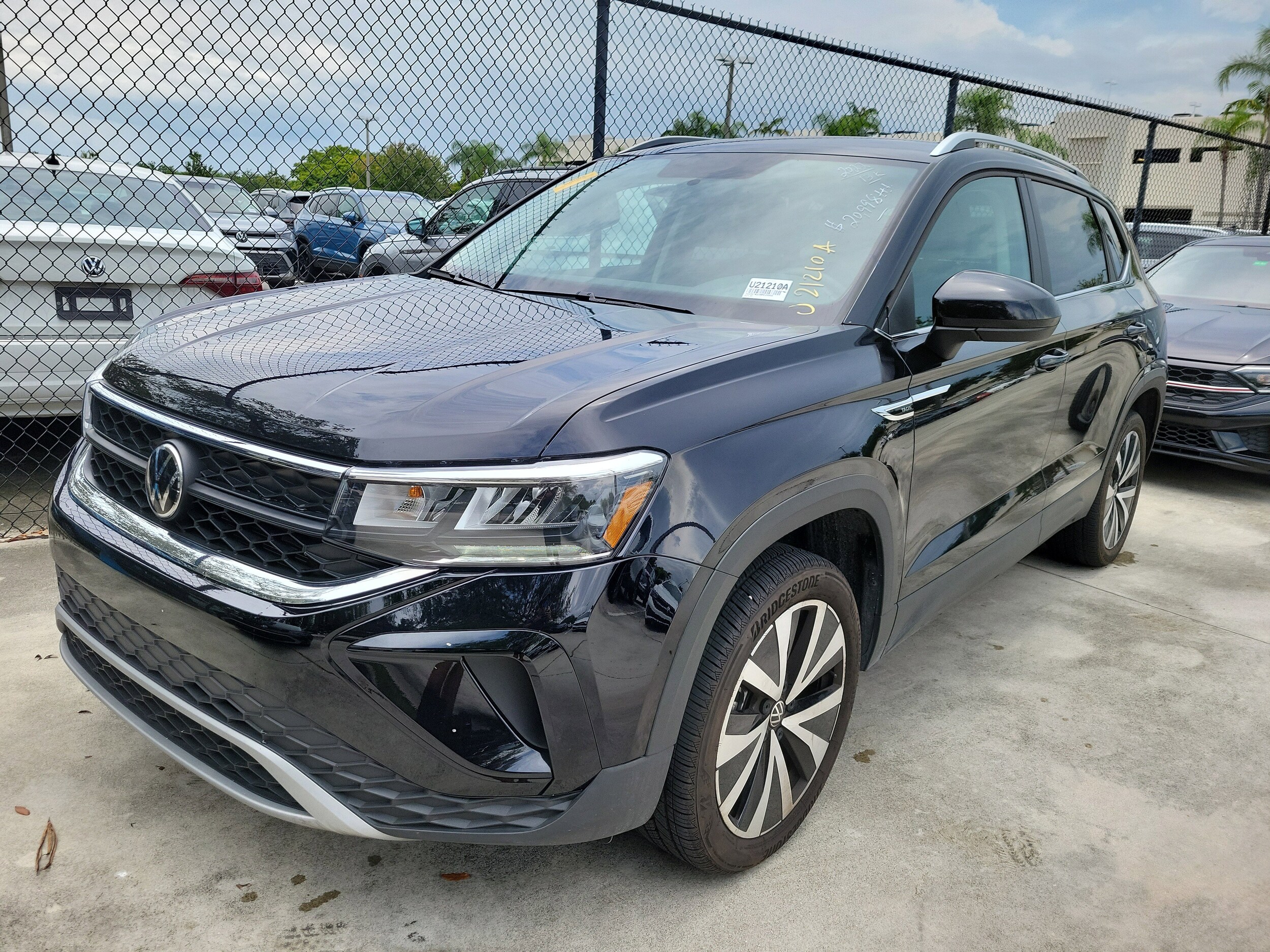 2022 Volkswagen Taos SE photo 3