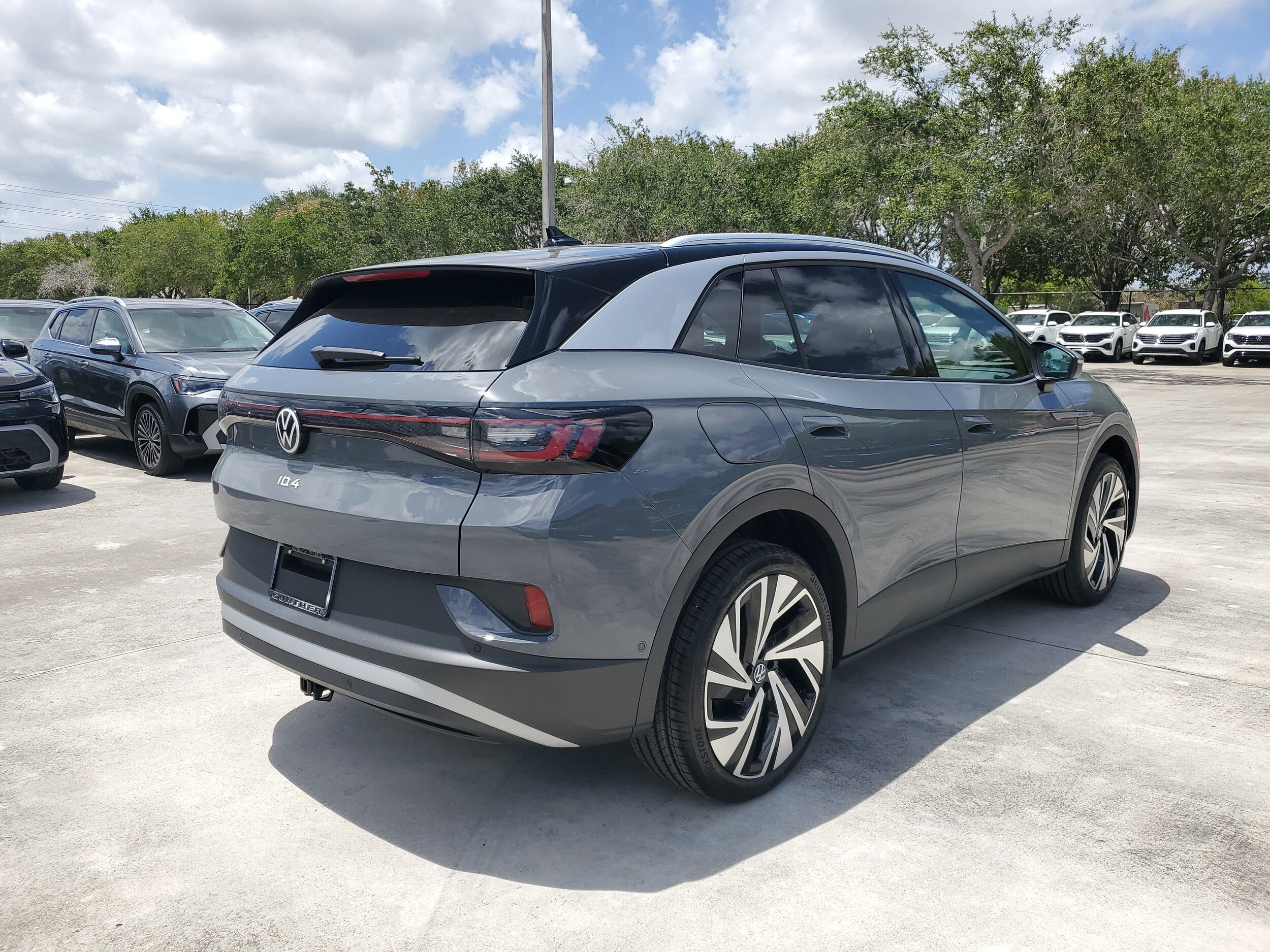 2025 Volkswagen ID.4 Pro Plus photo 3
