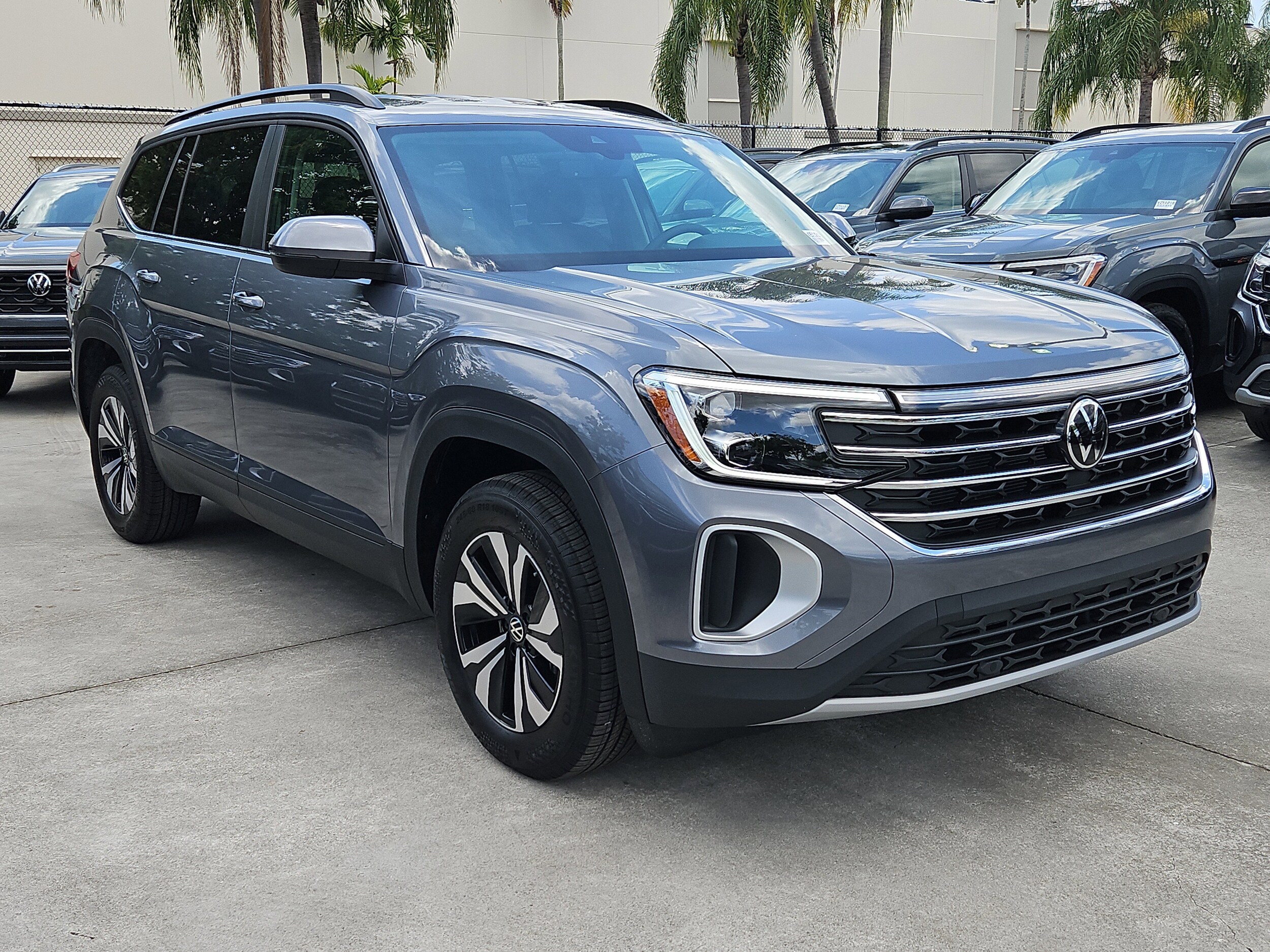 2025 Volkswagen Atlas SE Technology photo 2