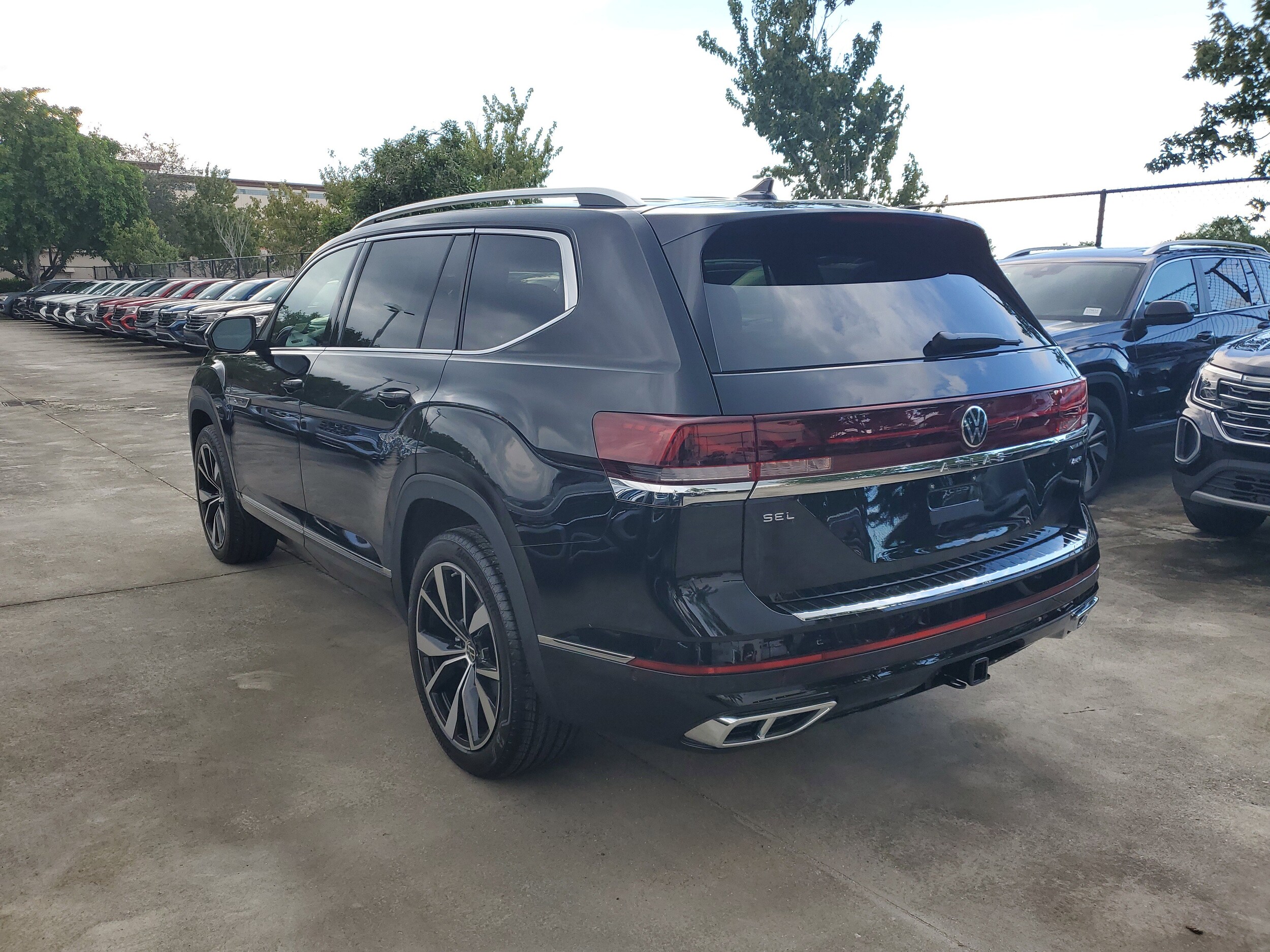 2026 Volkswagen Atlas SEL Premium R-Line photo 3