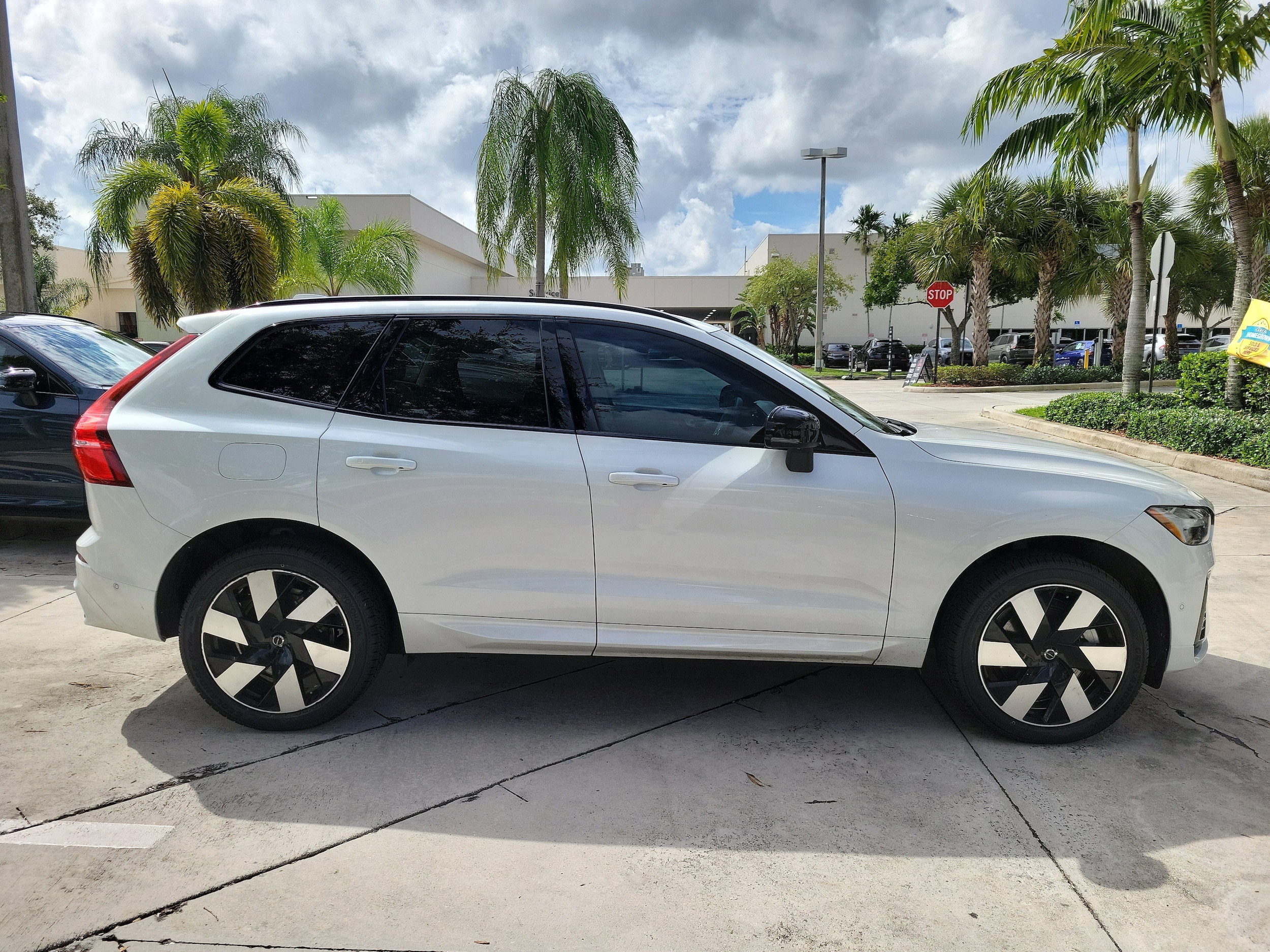 2025 Volvo XC60 Plus - Photo 9