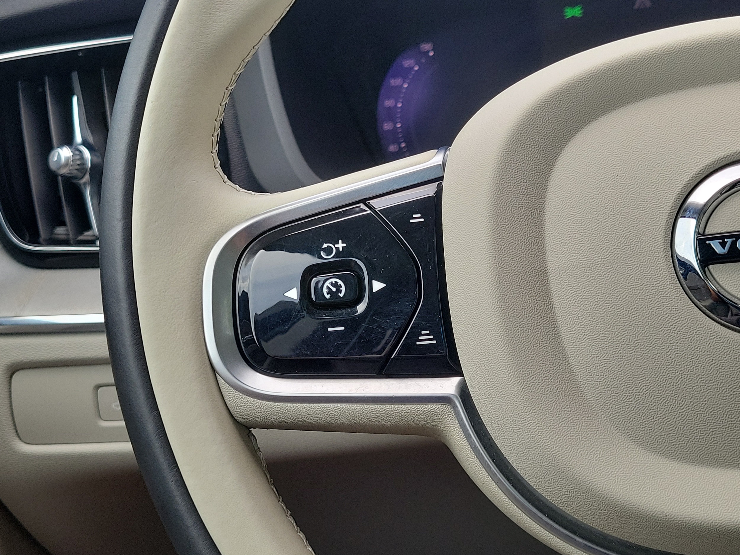 2024 Volvo XC60 Plus - Photo 23