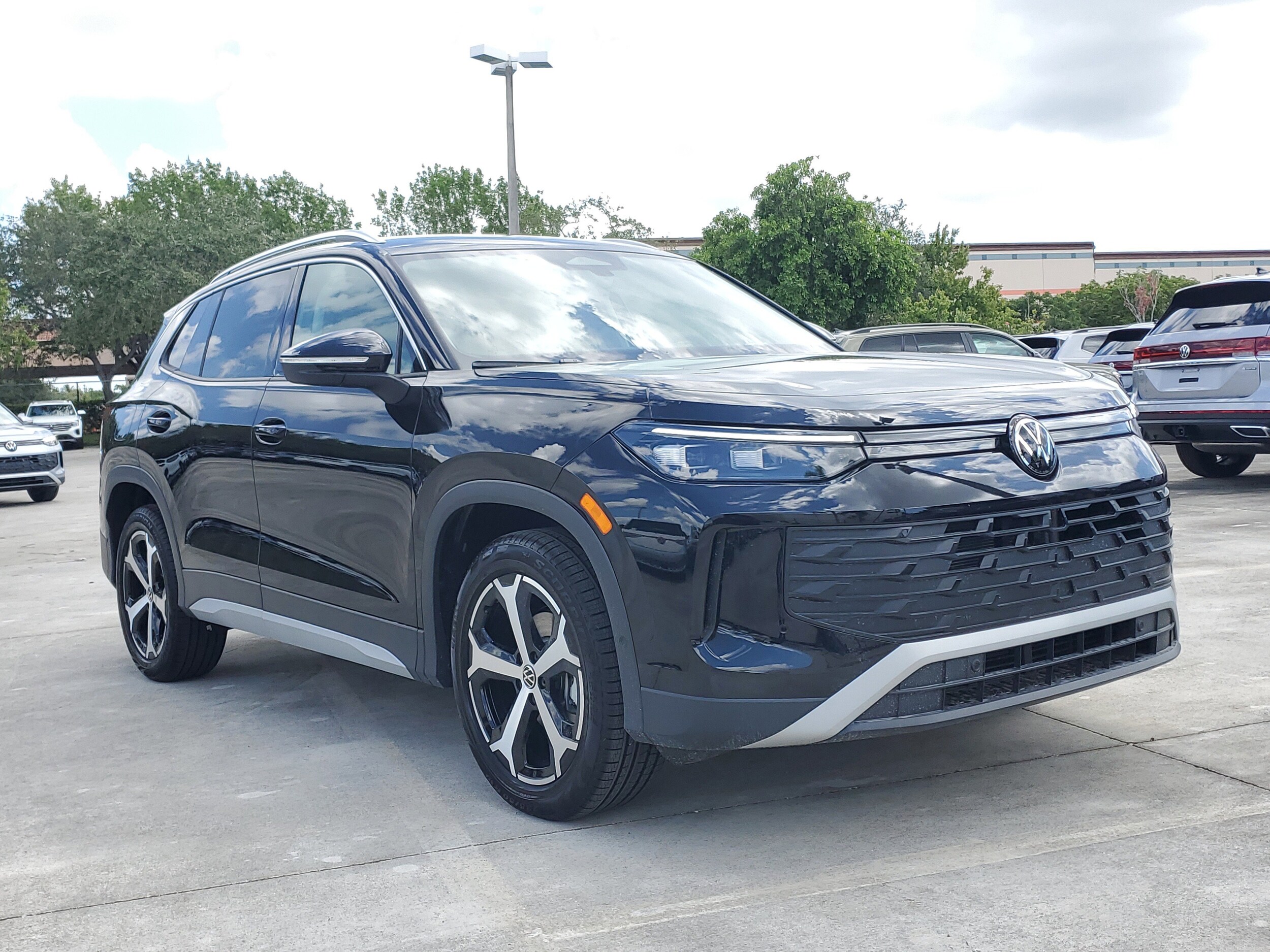 2025 Volkswagen Tiguan SE photo 2