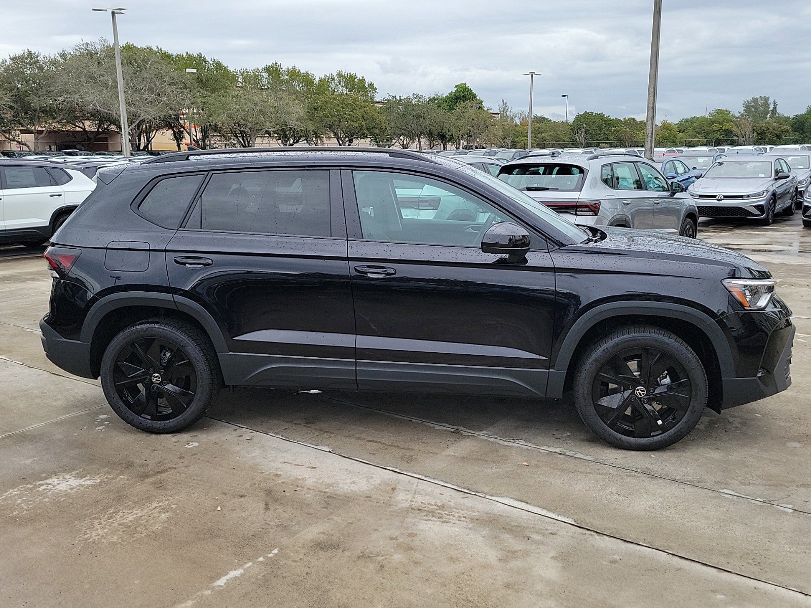 2025 Volkswagen Taos SE photo 3