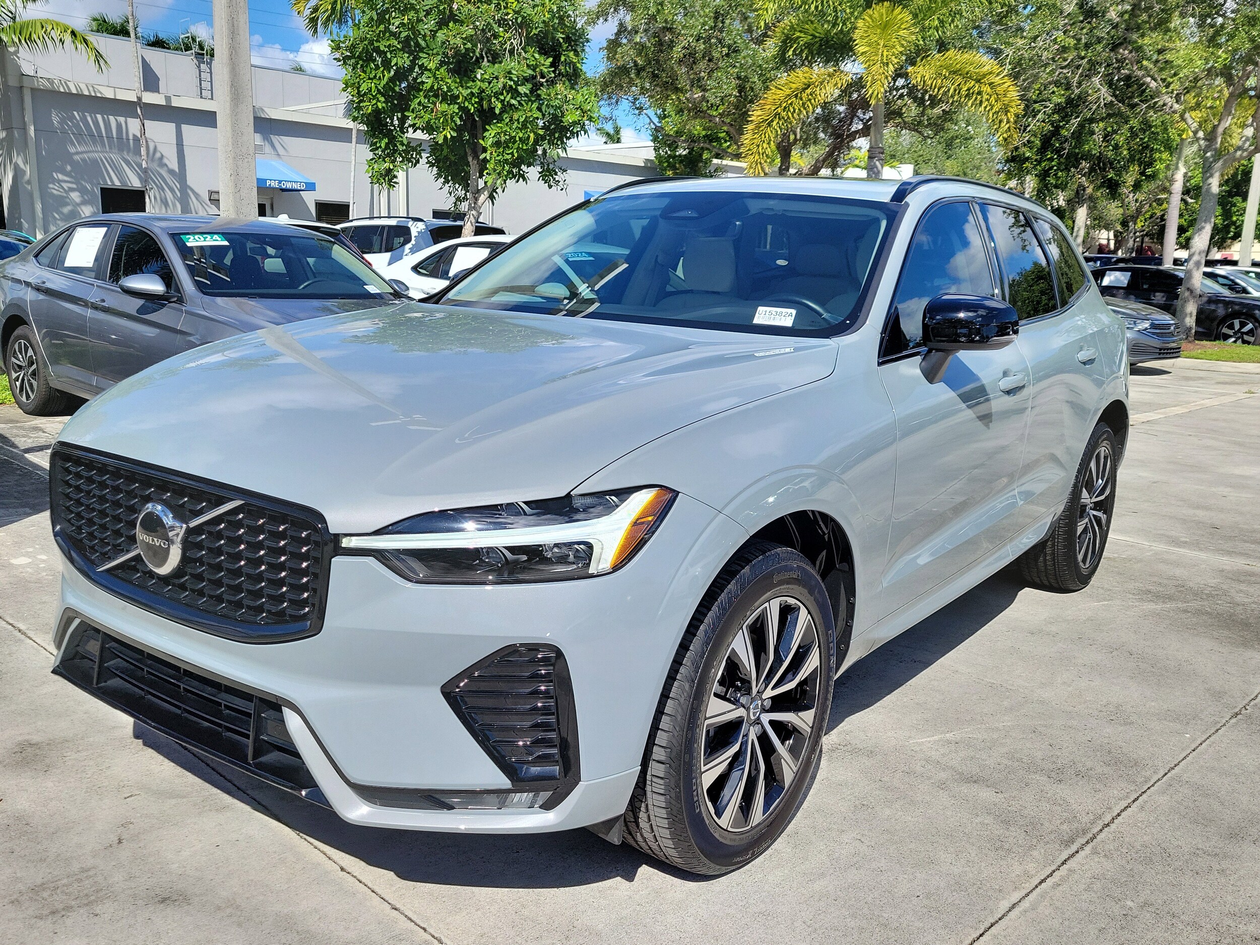 2024 Volvo XC60 B5 Core photo 2