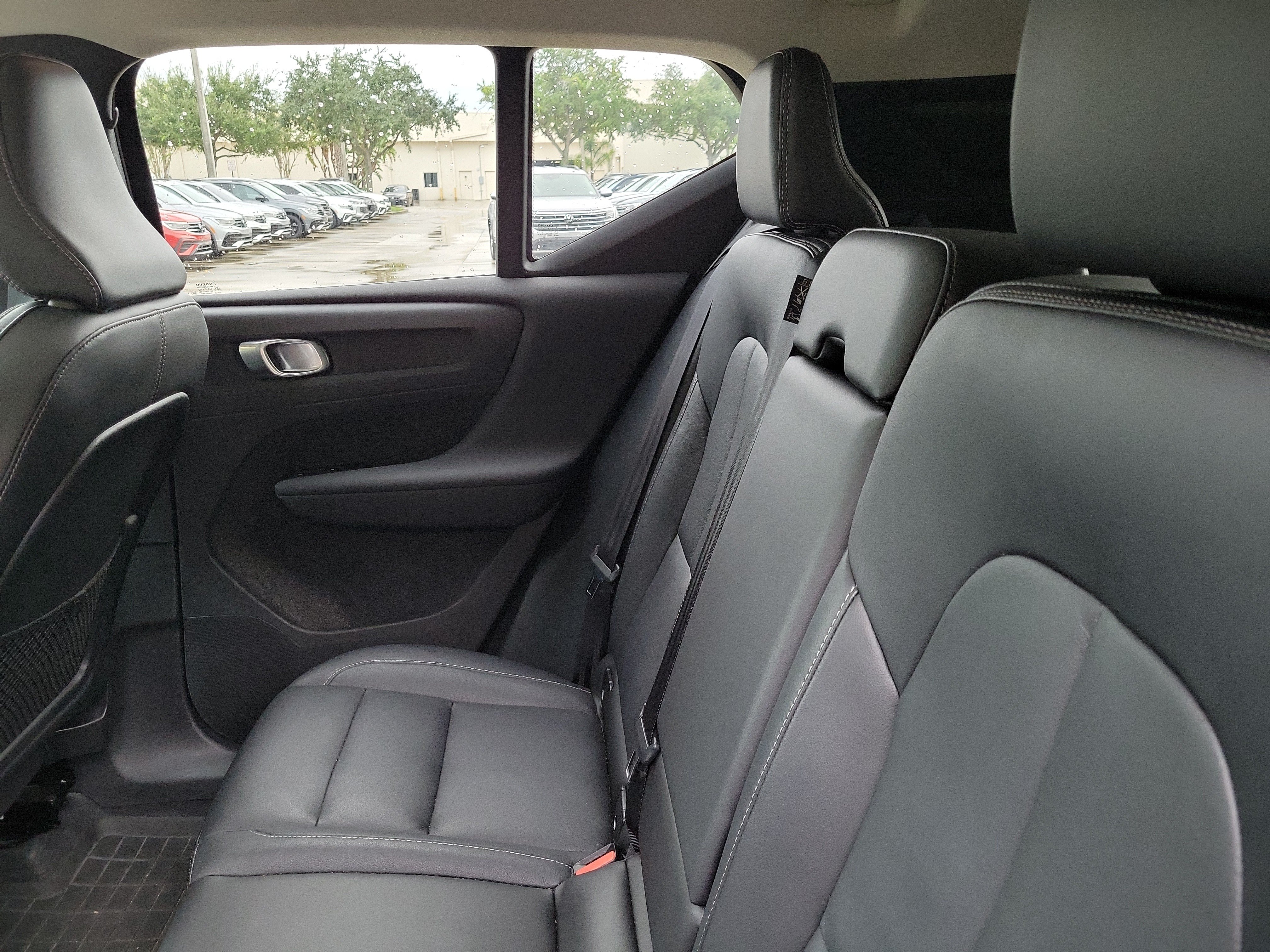 2024 Volvo XC40 Plus - Photo 10