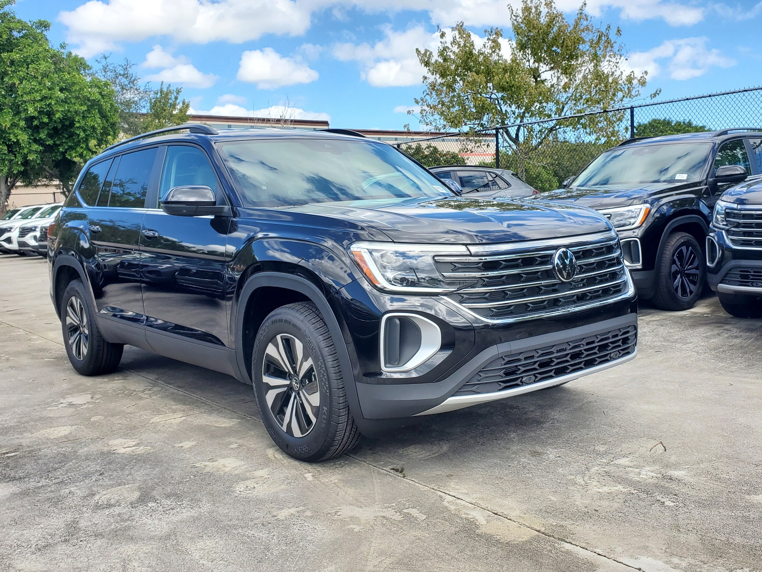 2026 Volkswagen Atlas SE photo 2