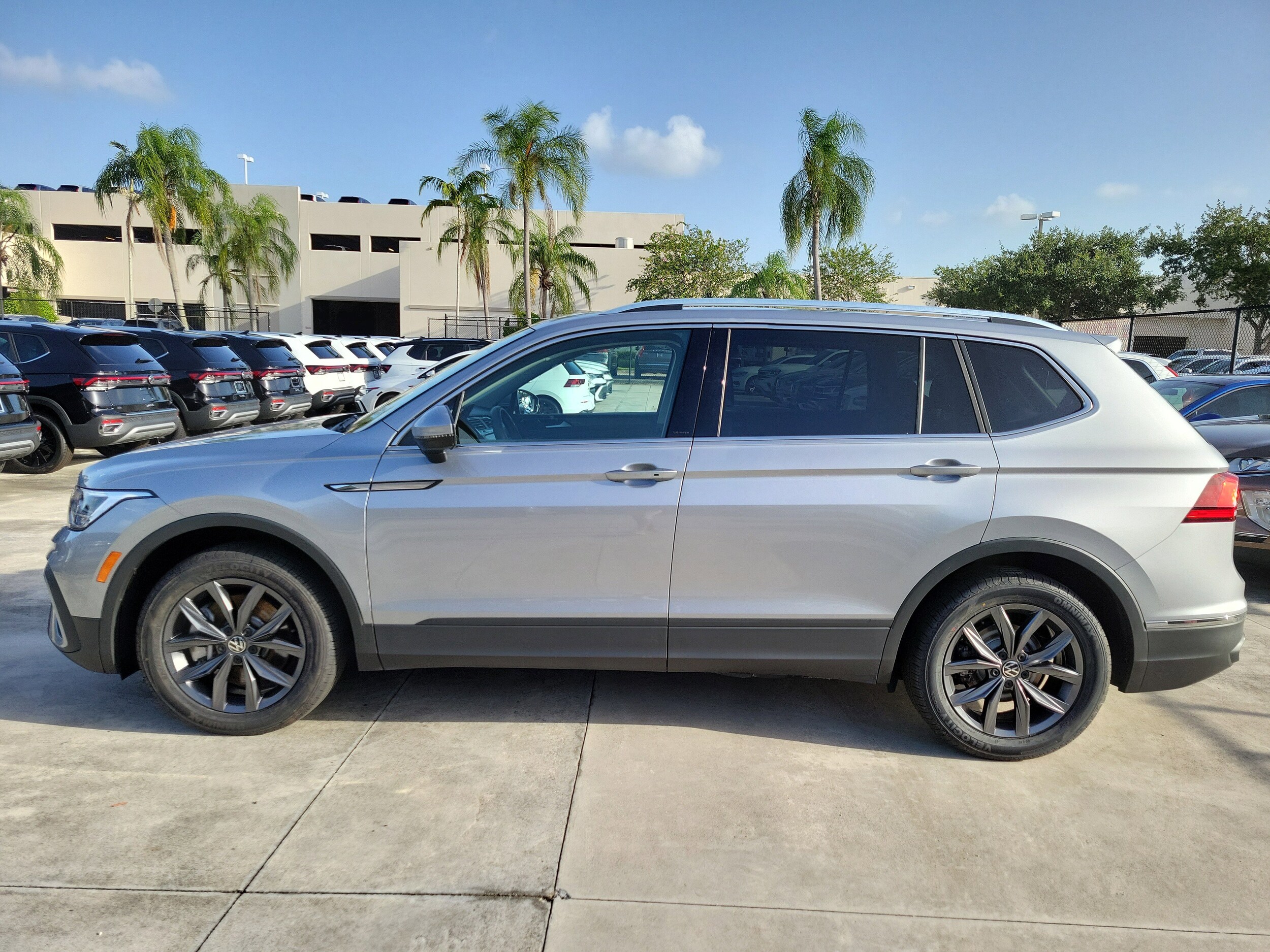 2022 Volkswagen Tiguan SE photo 4